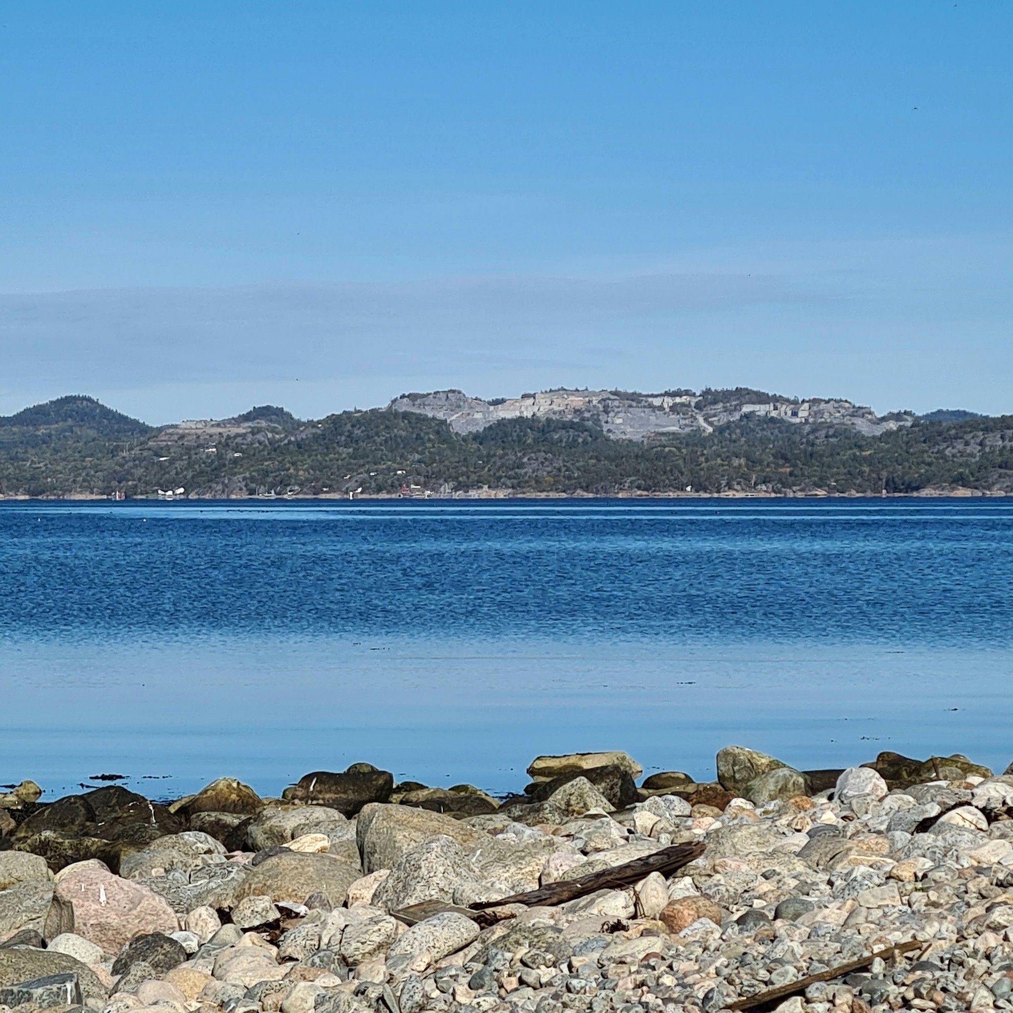 Bilde av larvikittbruddene i Tvedalen fra Mølen ved Helgeroa