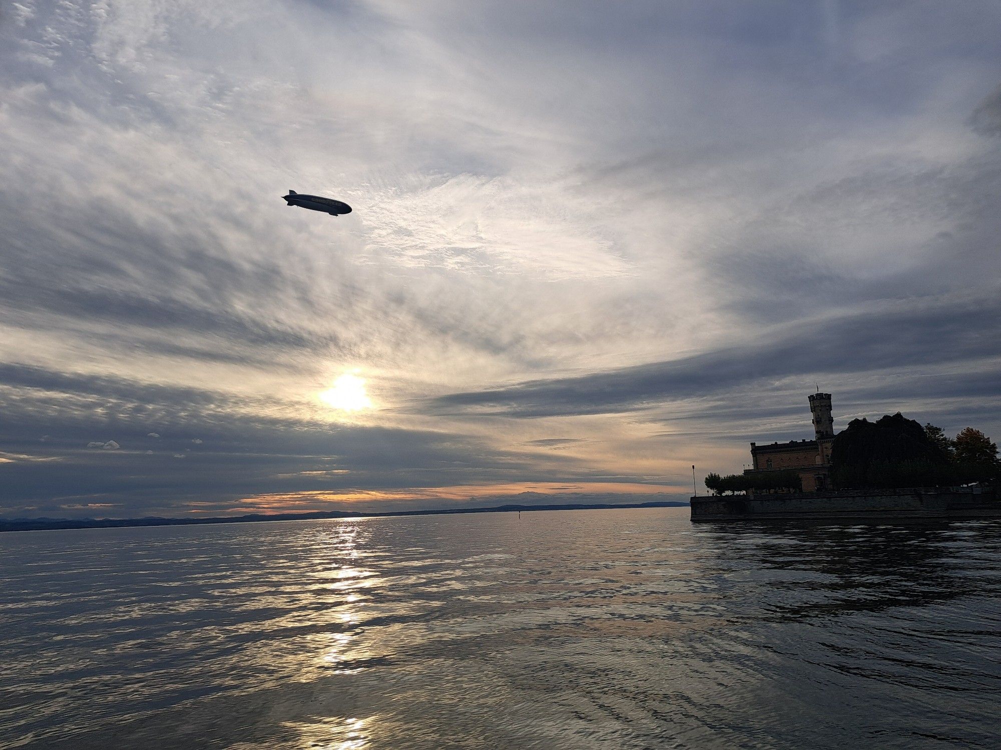 Zeppelin im späten Abendlicht über dem Bodensee bei Langenargen