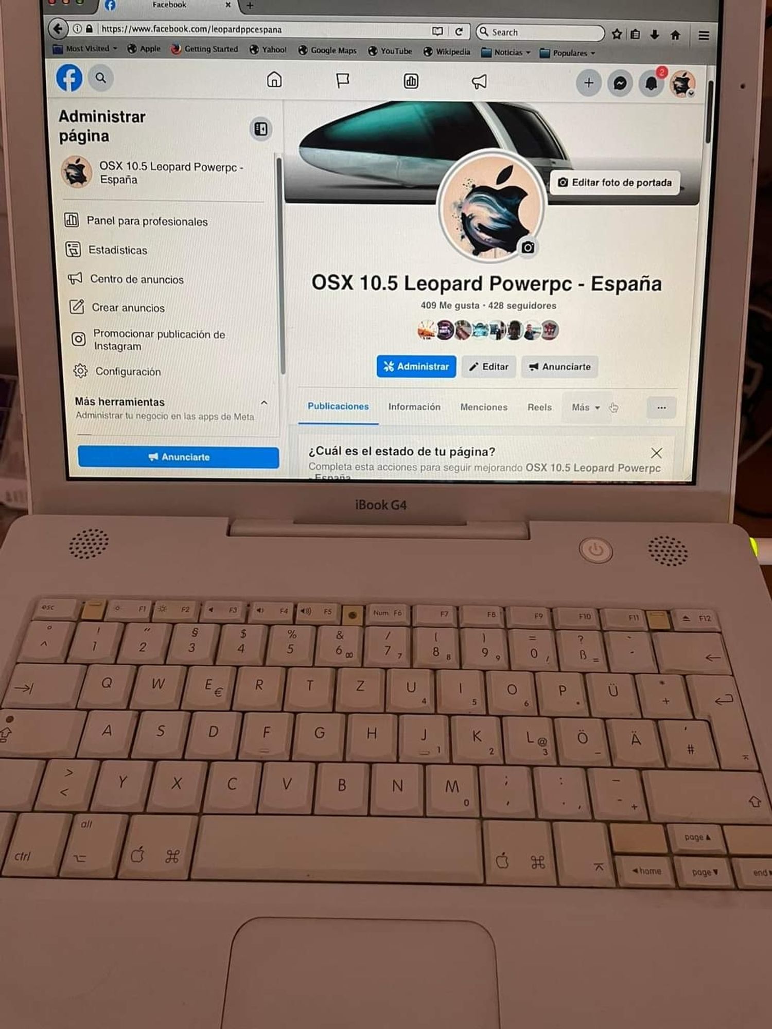 Portátil de Apple iBook G4 mostrando página del canal de Facebook.