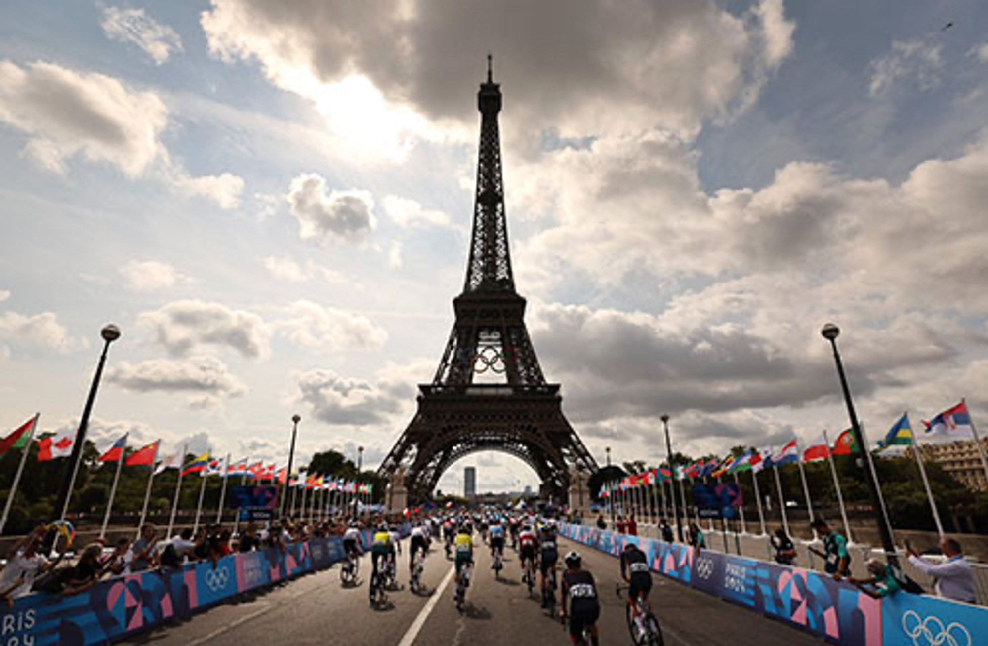 La corsa in linea maschile all'ombra della Tour Eiffel a Parigi 2024