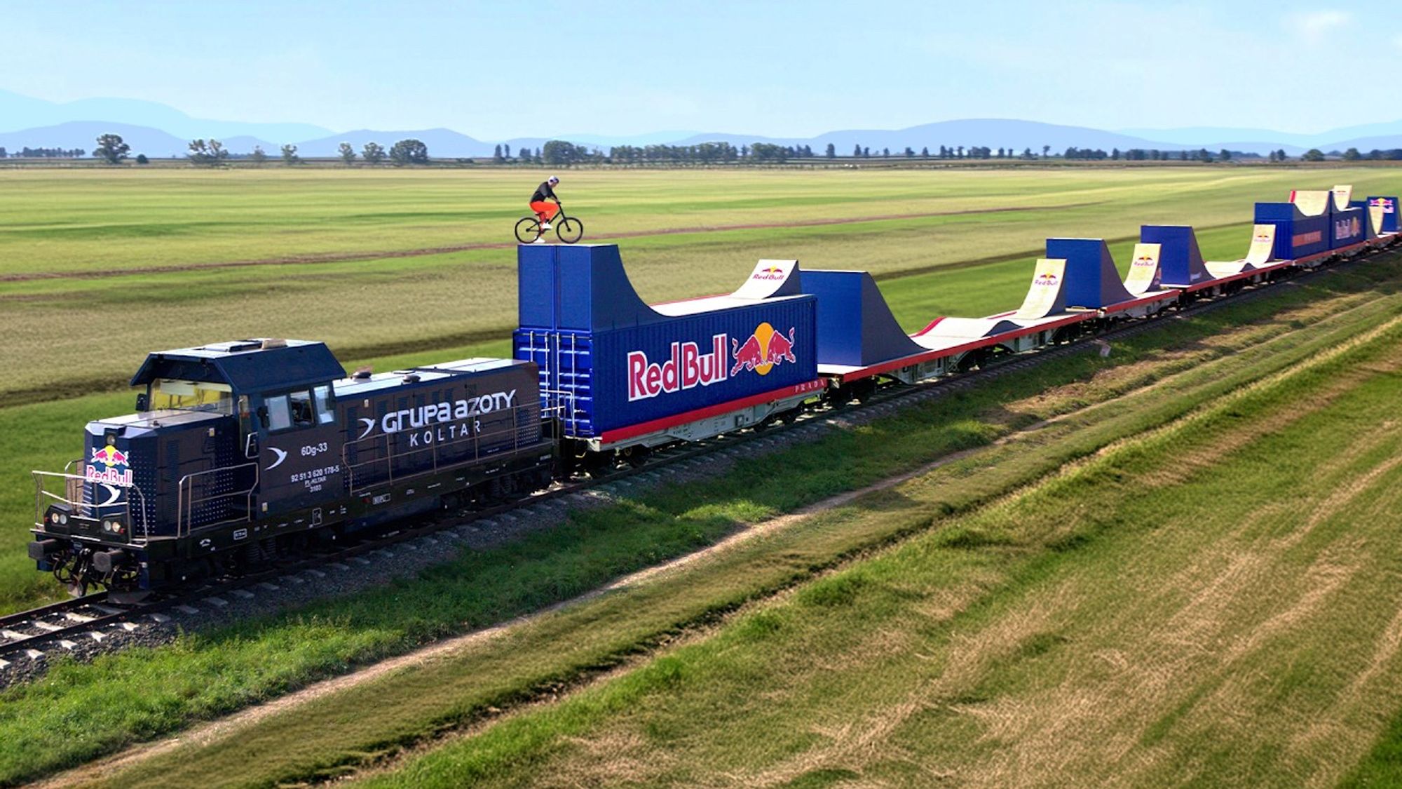 Dawid Godziek su e giù per un treno in corsa