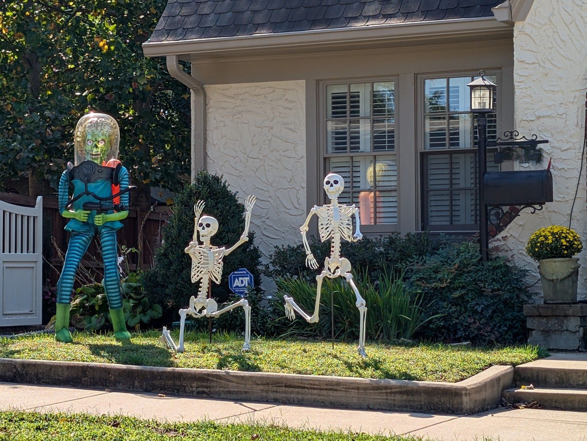 Yard decorations of Martians from Mars Attacks blasting skeletons.