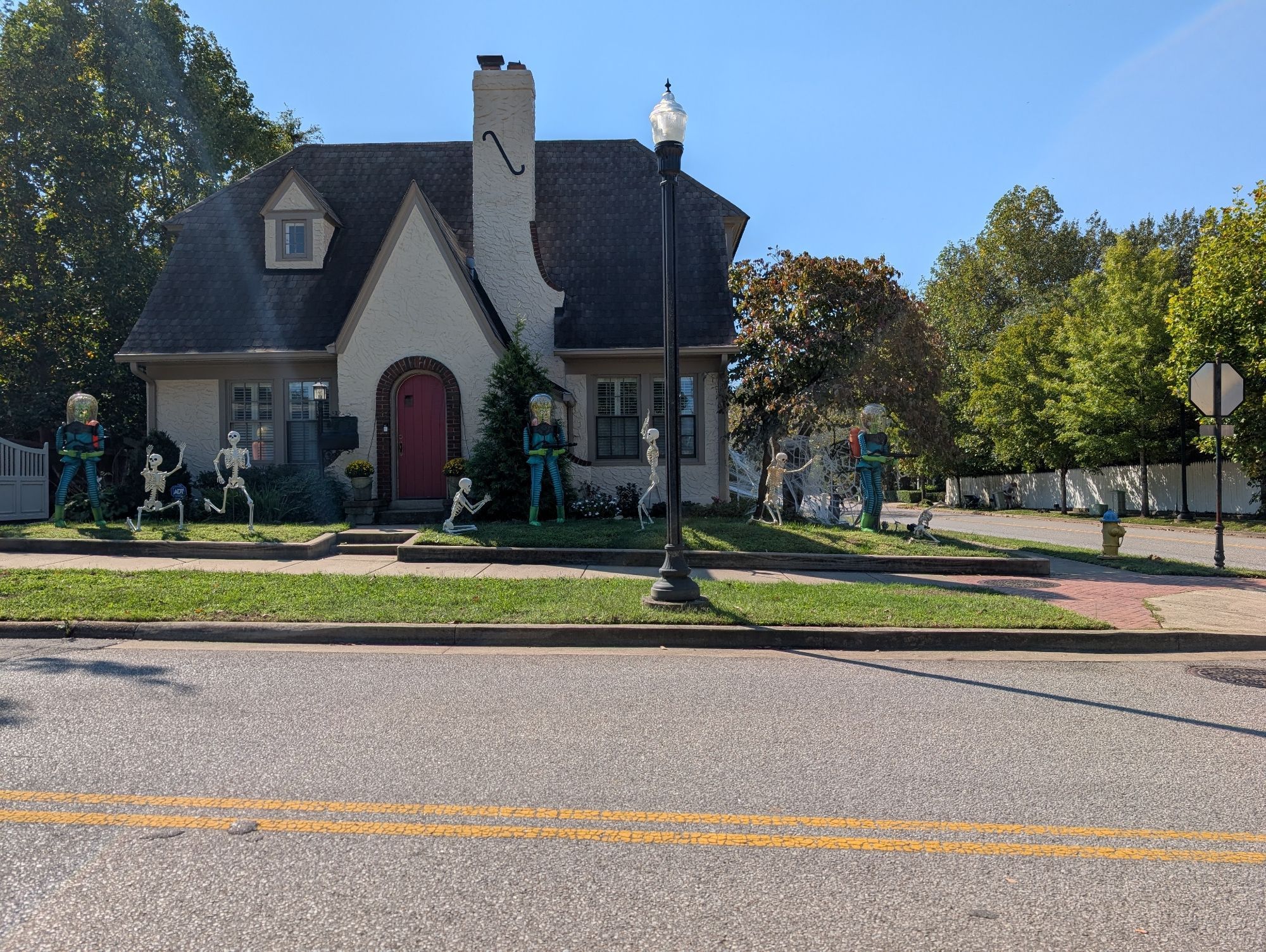 Yard decorations of Martians from Mars Attacks blasting skeletons.