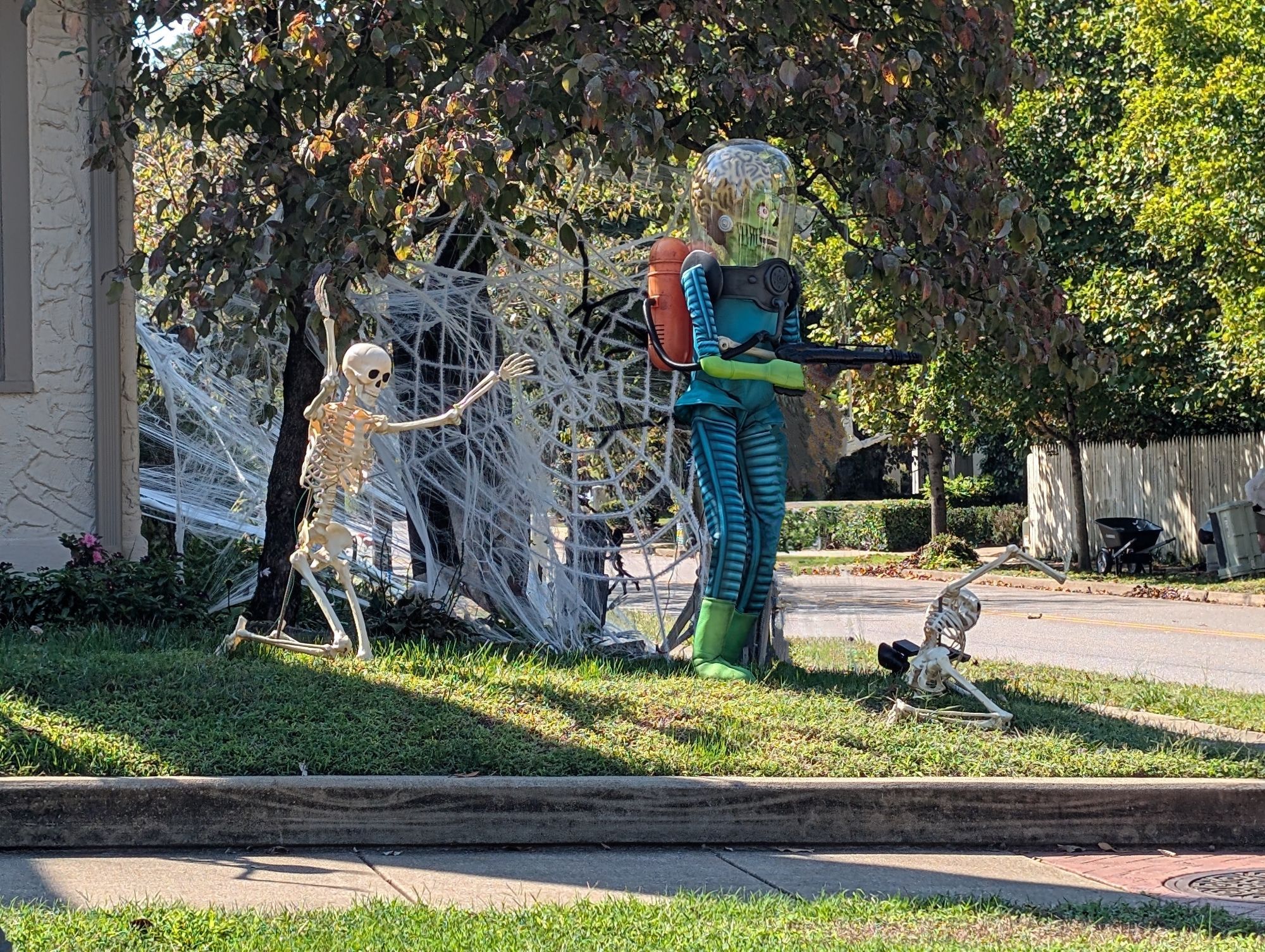 Yard decorations of Martians from Mars Attacks blasting skeletons.