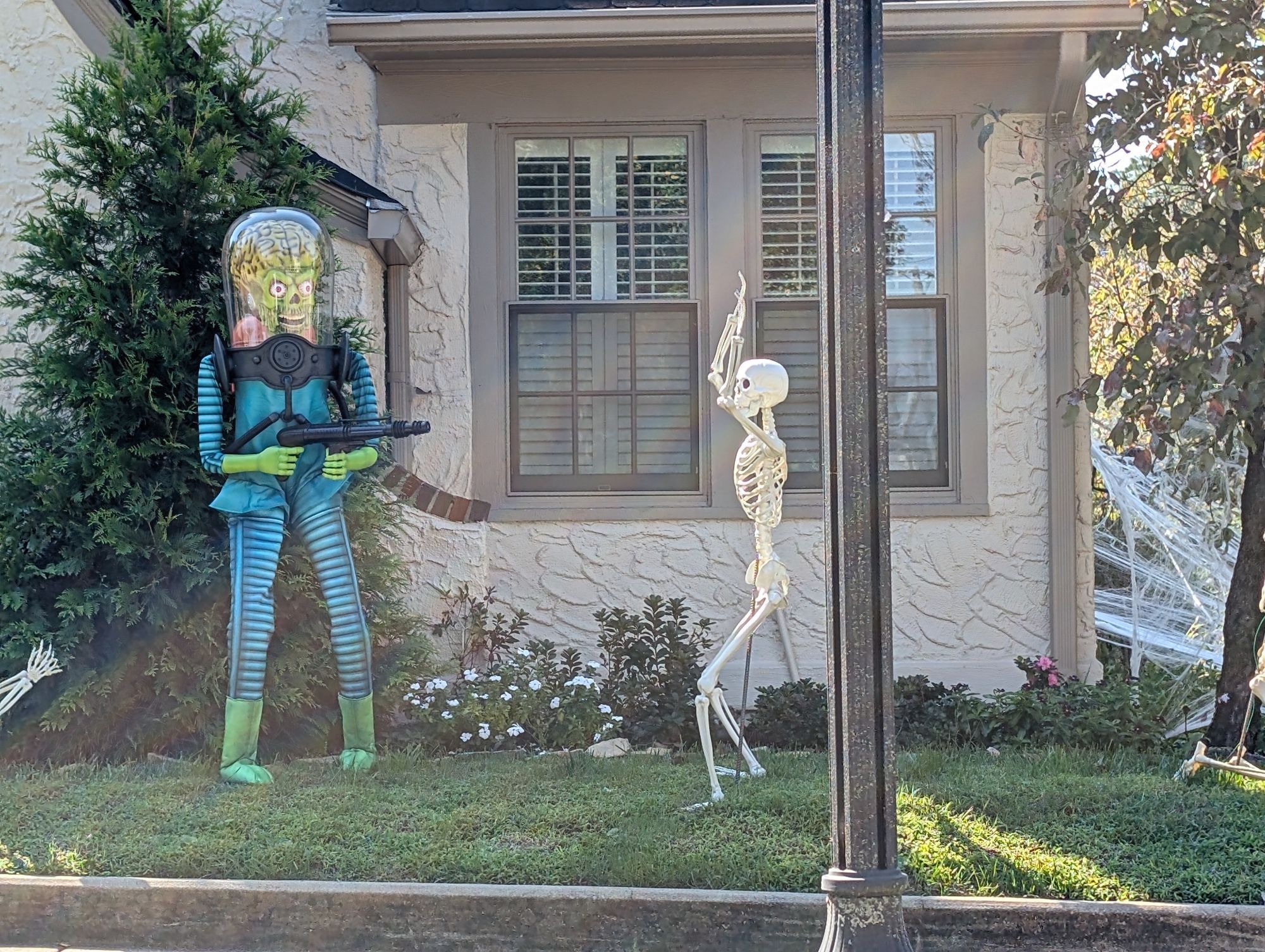 Yard decorations of Martians from Mars Attacks blasting skeletons.