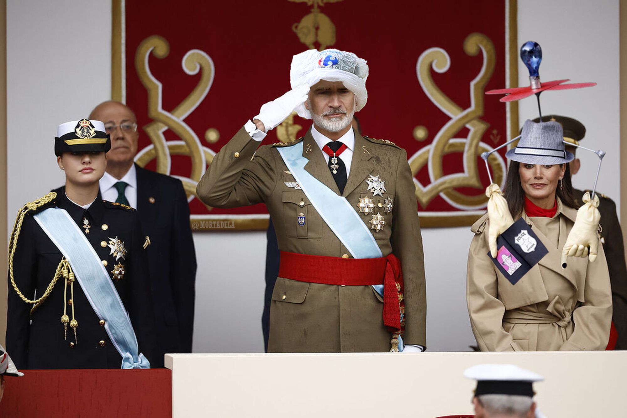 Tribuna de los reyes en el desfile del 12-O con Felipe UvePalito con una bolsa del Carrefour en la cabeza y Leticia con un gadgetoSombrero.