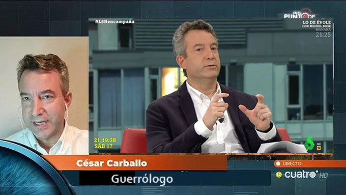 Escena de televisión con César Carballo como especialista "guerrólogo".