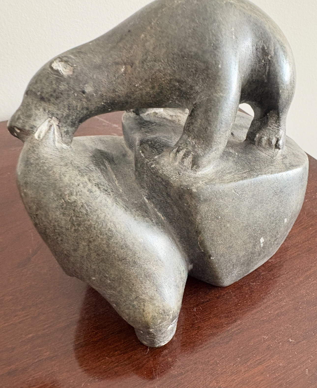 Statue: Polar bear eating seal