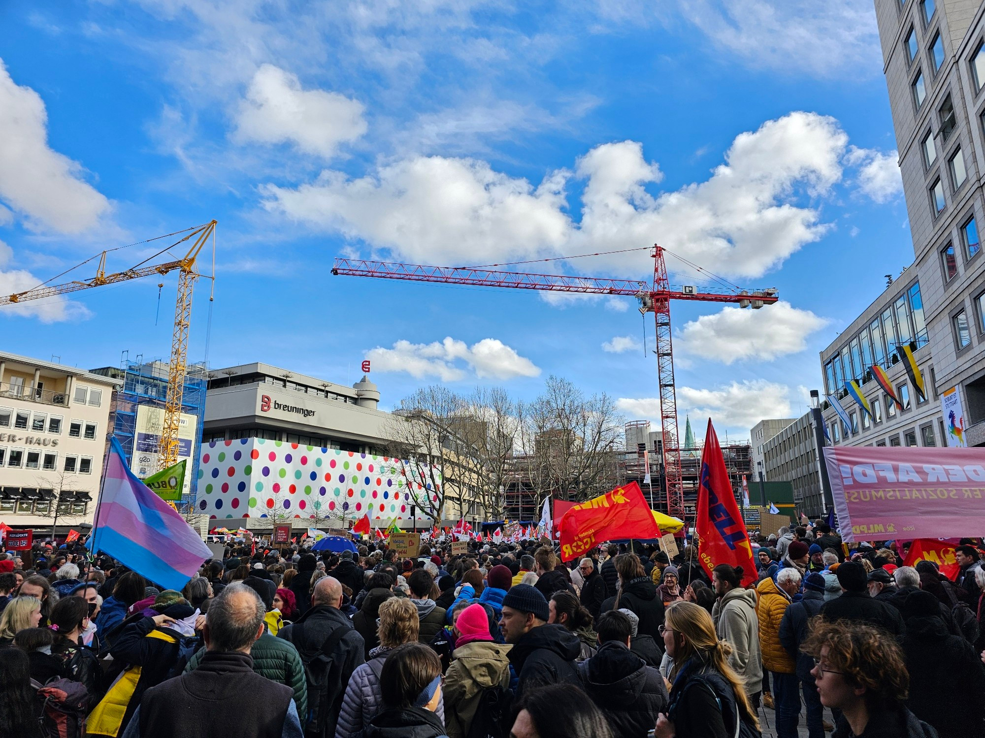 Es sind wirklich mehrere Tausend Menschen da, bin neugierig wieviel wirklich da waren...

https://www.stuttgarter-nachrichten.de/inhalt.newsblog-alles-zur-demo-gegen-rechtsextremismus-in-stuttgart.34afaa1f-6518-47e3-b607-f06f6c68c027.html

Rechte Welle Brechen
#Stuttgartstehtauf #StabilgegenRechts
#stuttgart
#rechteWellebrechen
#LAUTgegenRechts
#noafd
#DeutschlandStehtAuf 
#NieWieder
#wirsindmehr