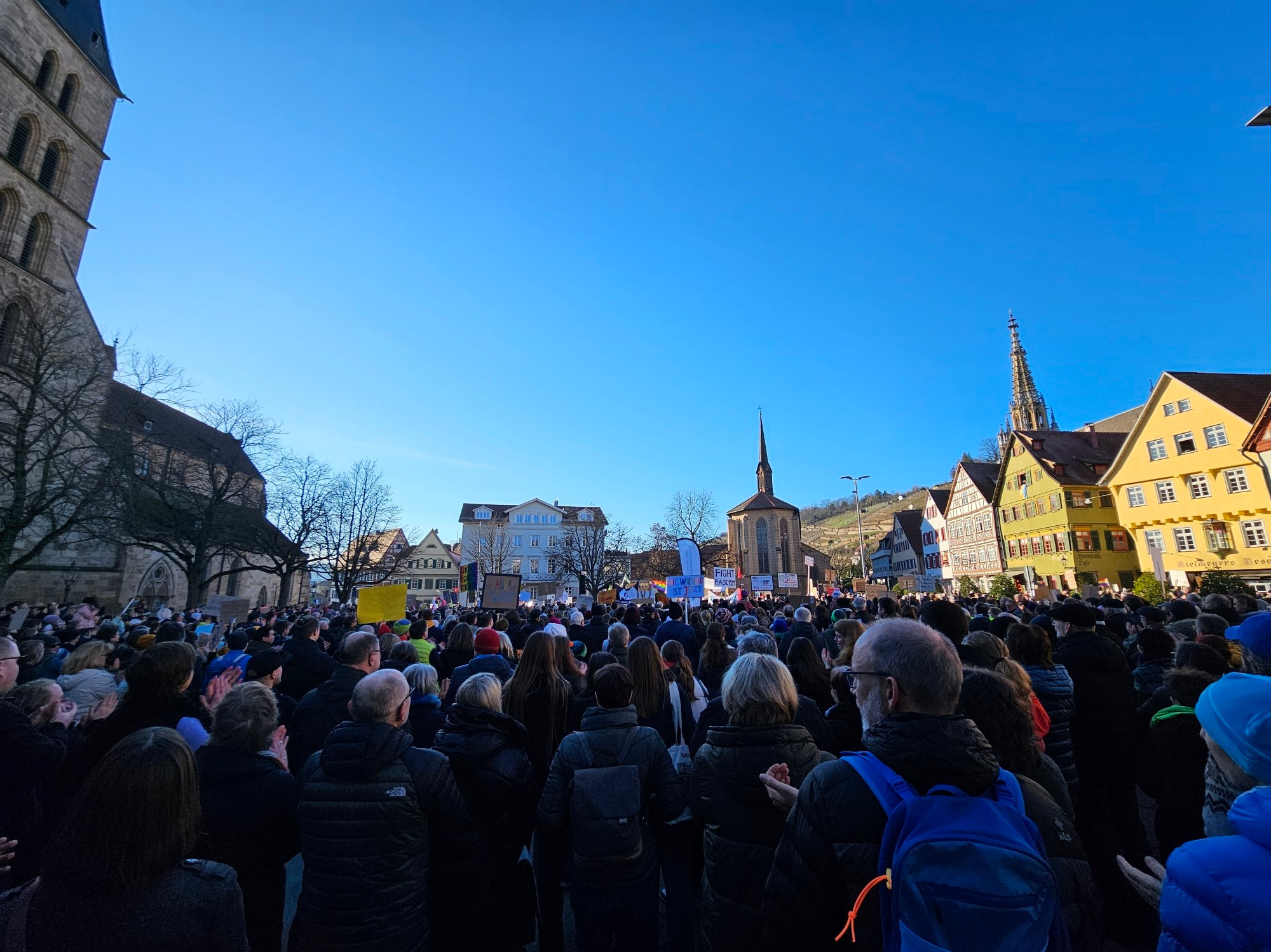 Esslingen gegen Rechts!
Deutschland gegen Rechts!
#esslingenstehtauf #StabilgegenRechts 
#rechteWellebrechen
#GemeinsamGegenRechts #LAUTgegenRechts
#noafd 
#DeutschlandStehtAuf 
#NieWieder
#WirSindDieBrandmauer
#wirsindmehr #niewiederfaschismus
#esslingenmarktplatz