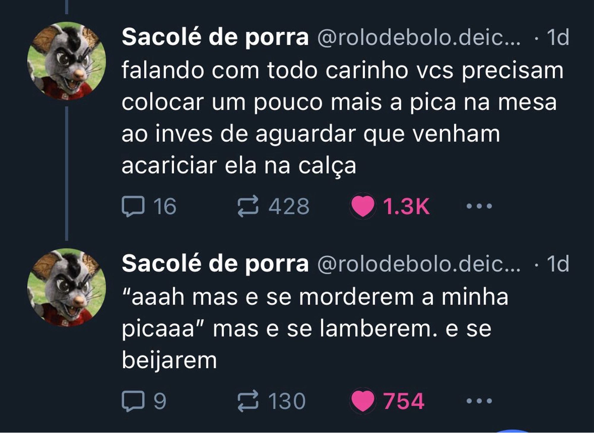 Print de dois posts feitos no blue SKY da usuária “sacolé de porra”. O primeiro diz: “falando com todo carinho vcs precisam colocar um pouco mais a pica na mesa ao inves de aguardar que venham acariciar ela na calça”. O segundo, na sequência, diz: “"aaah mas e se morderem a minha picaaa" mas e se lamberem. e se
beijarem”