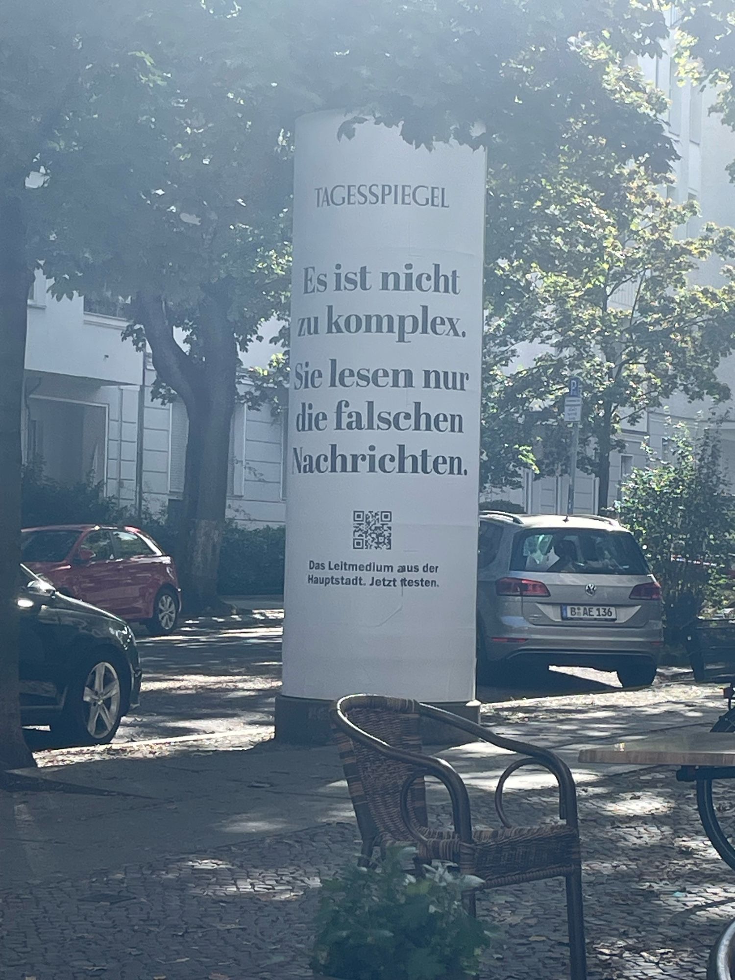 „Es ist nicht zu komplex. Sie lesen nur die falschen Nachrichten.“ Das steht auf einer Litfaßsäule, die für den Tagesspiegel wirbt.