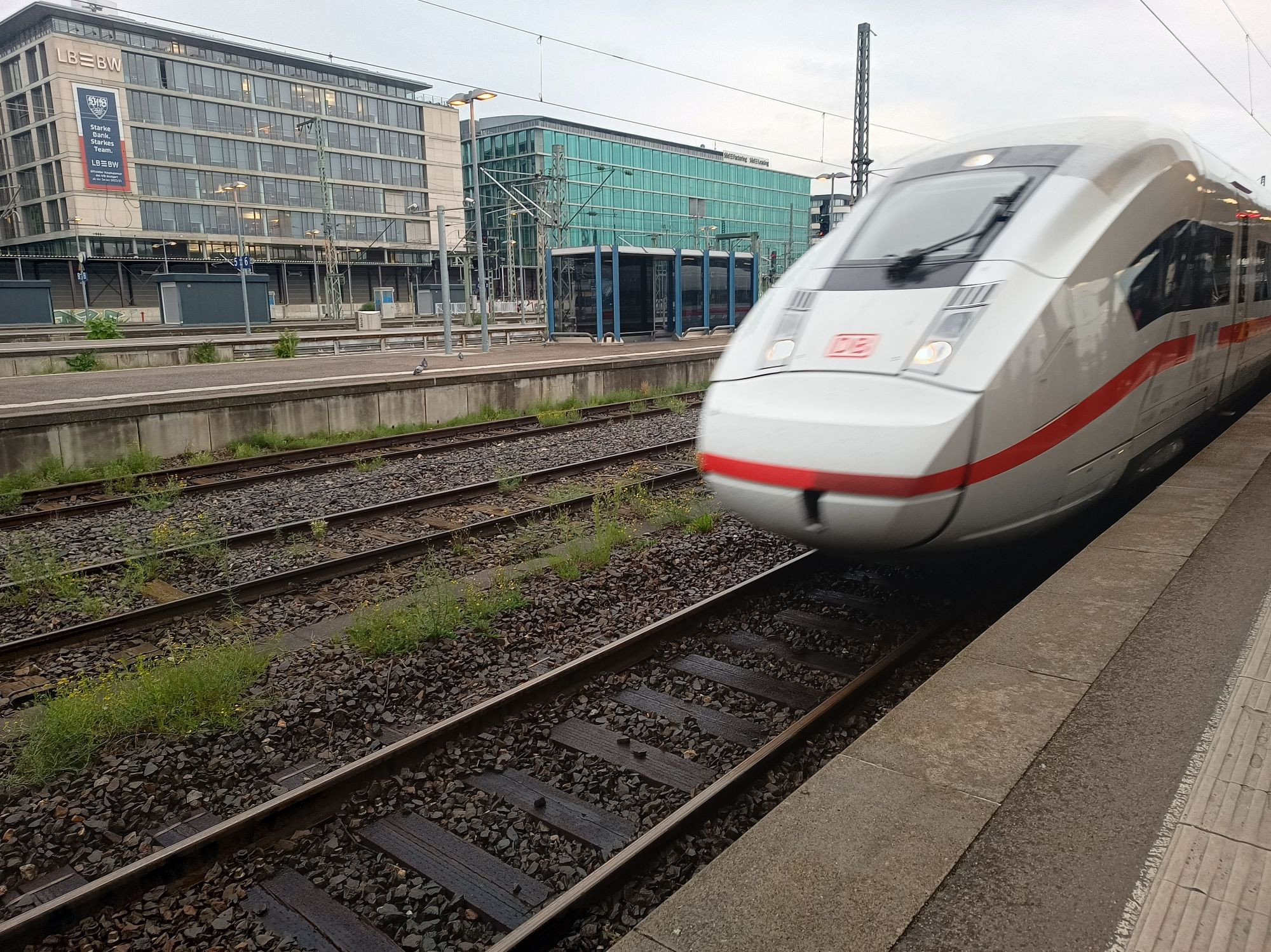 Spitze eines einfahrenden ICE am Stuttgarter Hauptbahnhof