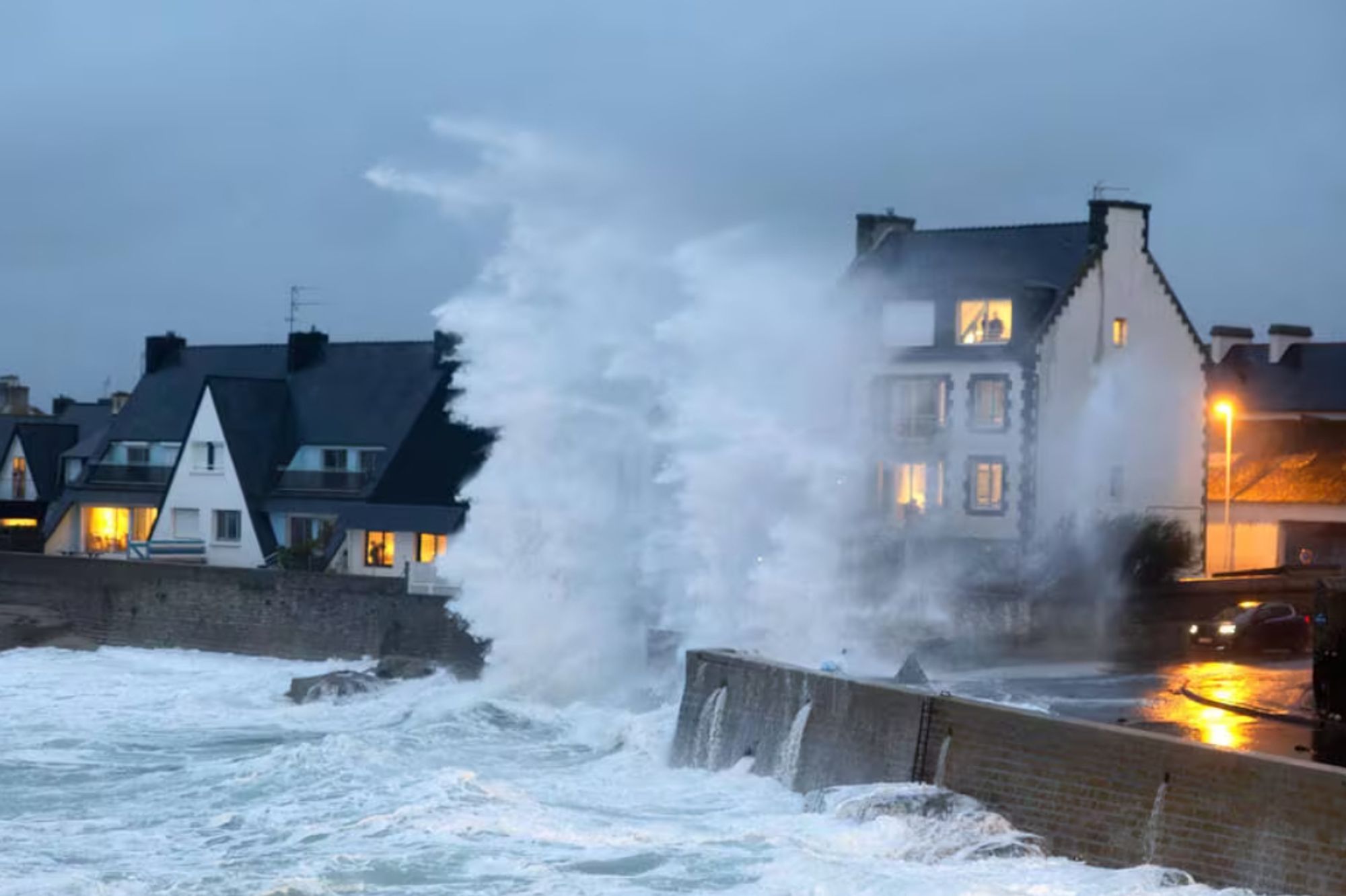 Une immense vague de la hauteur d'une maison de trois étages, au Guilvinec.