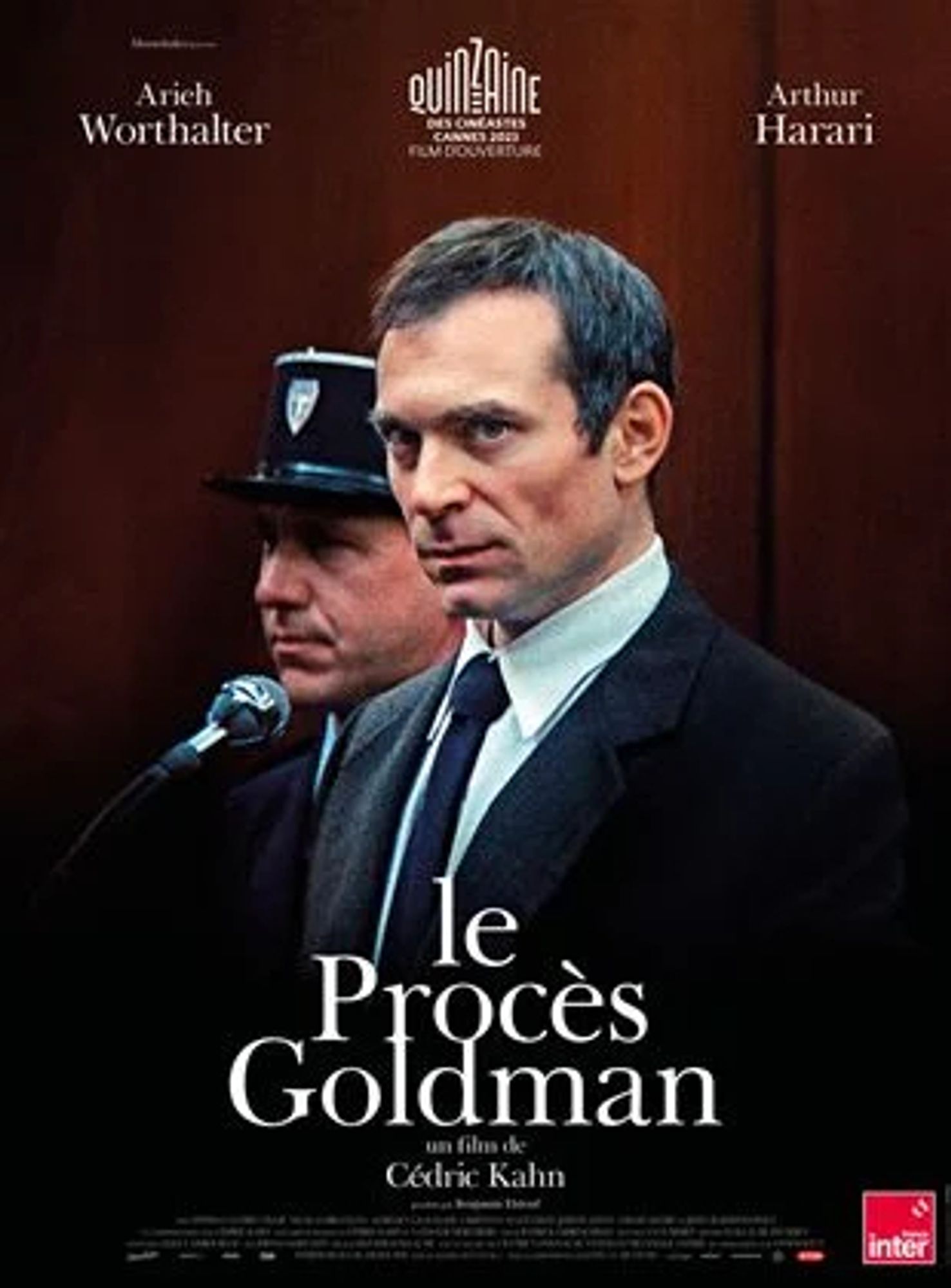 Affiche du film de Cédric Kahn, Le Procès Goldman. Arieh Worthalter, debout dans le box des accusés, en costume cravate, l'air attentif et méfiant. Derrière lui, un gendarme.