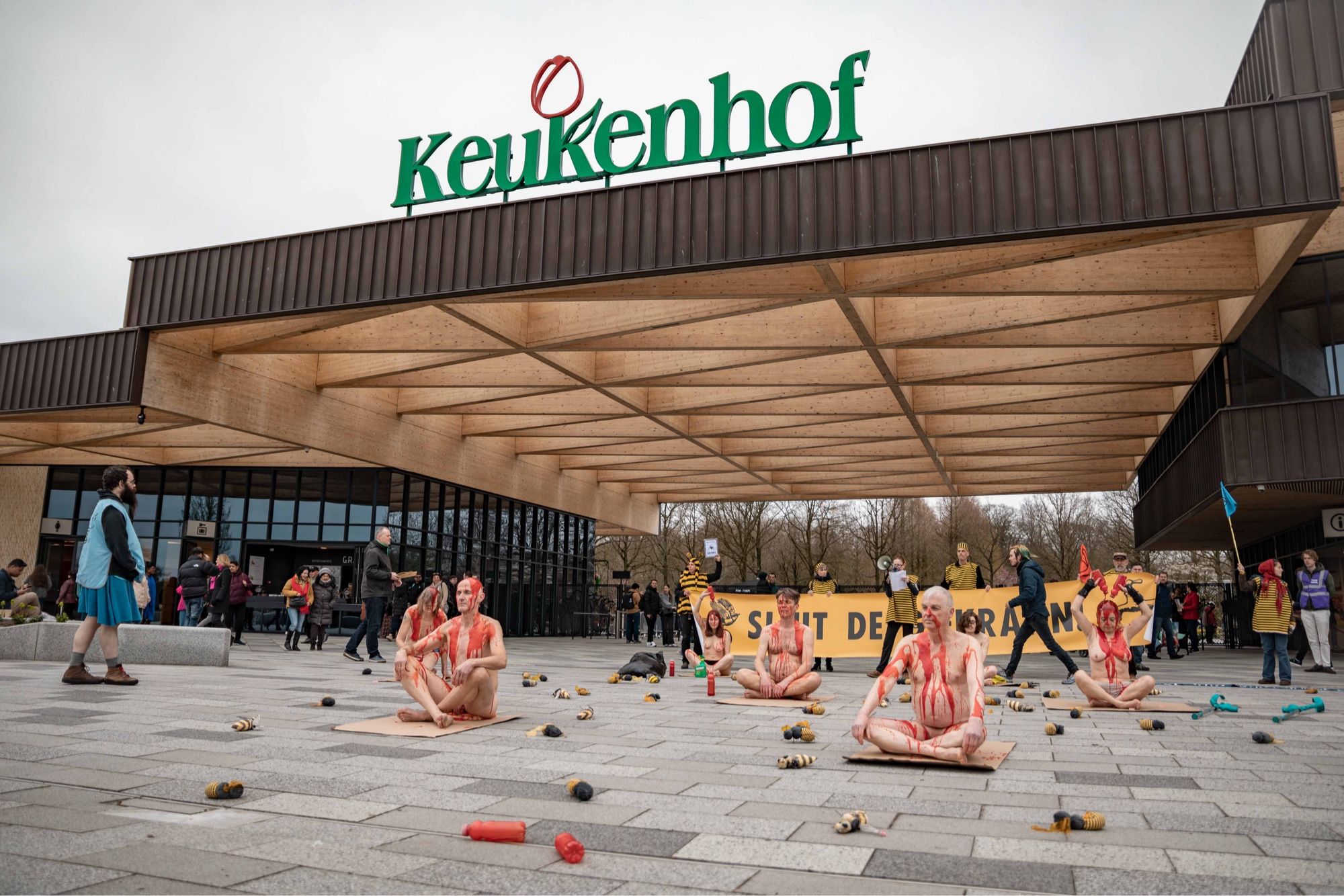 Een groep rebellen die voor de ingang van de Keukenhof zich ontkleed overgieten met ‘gif’.