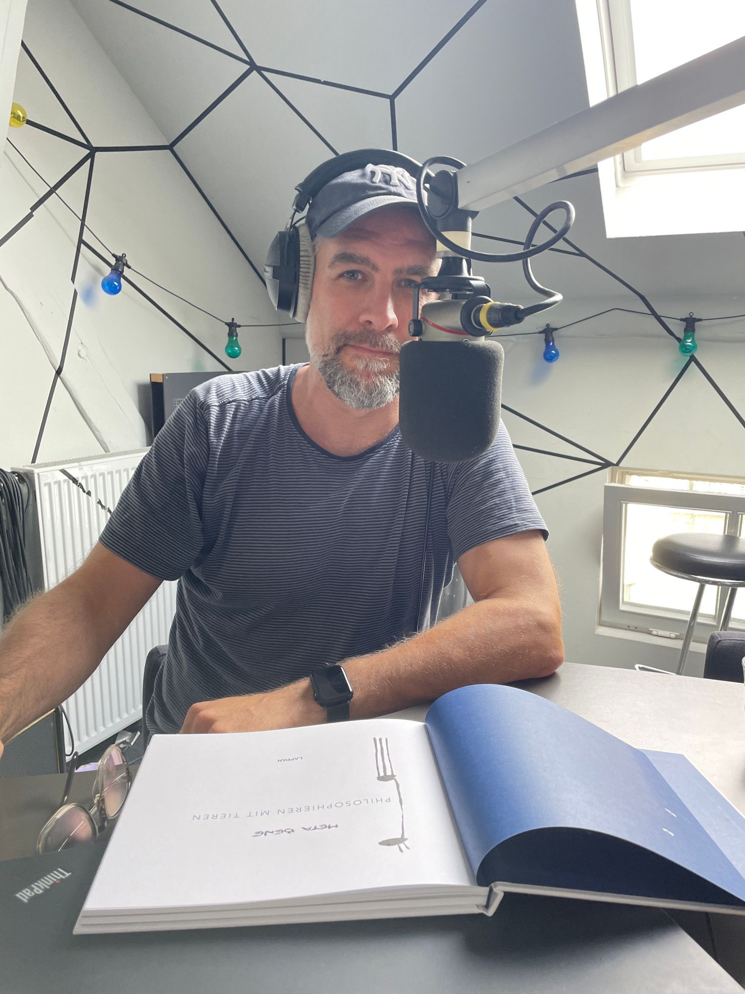 Foto von Robin Thiesmeyer am Radiomikrophon