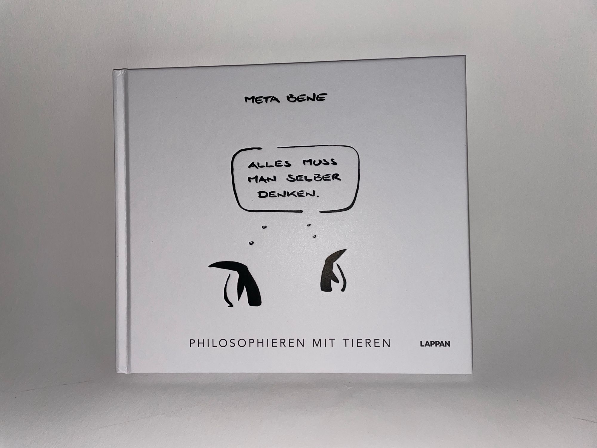 Foto eines Buches von META BENE mit dem Titel: „ALLES MUSS MAN SELBER DENKEN – Philosophieren mit Tieren“