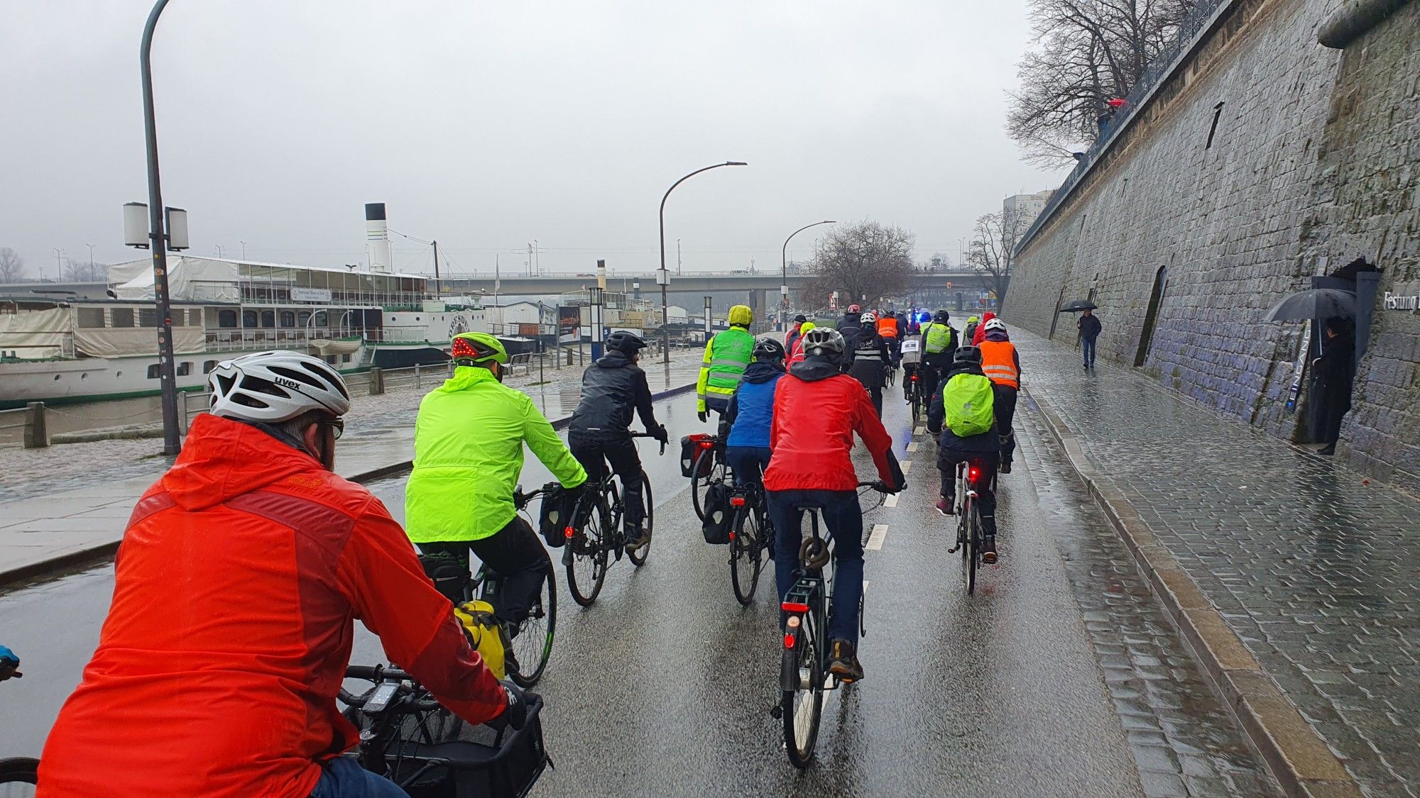 Fahrraddemo auf dem Terassenufer