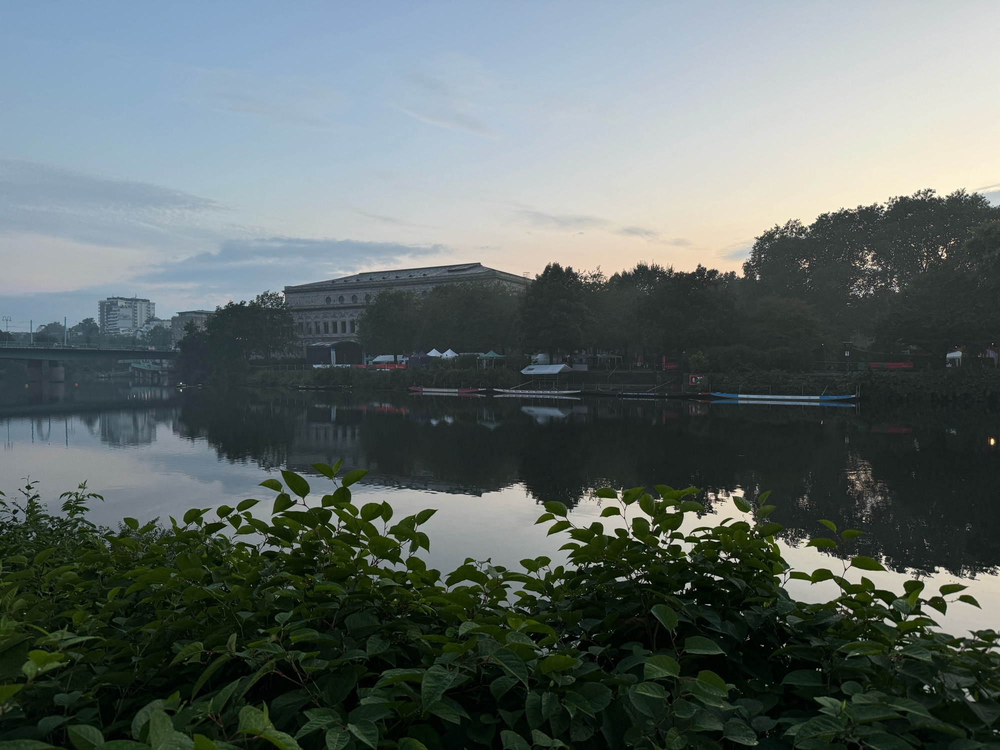 Blick auf einen Fluss mit Gebäude im Hintergrund