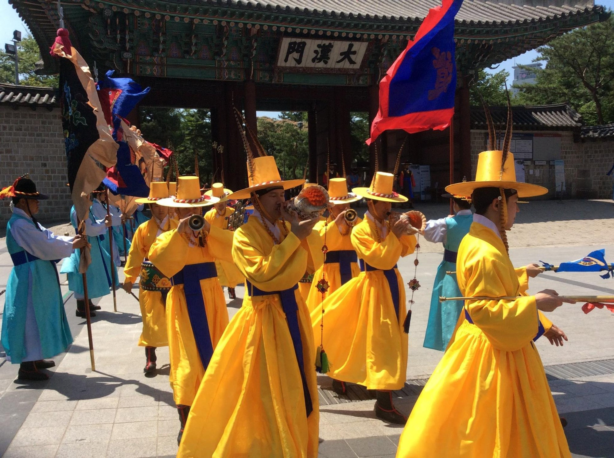 I was delighted to have the chance to see the changing of the royal guard at Deoksugung Palace #덕수궁 in Seoul #서울 nine years ago today (6.29.15)