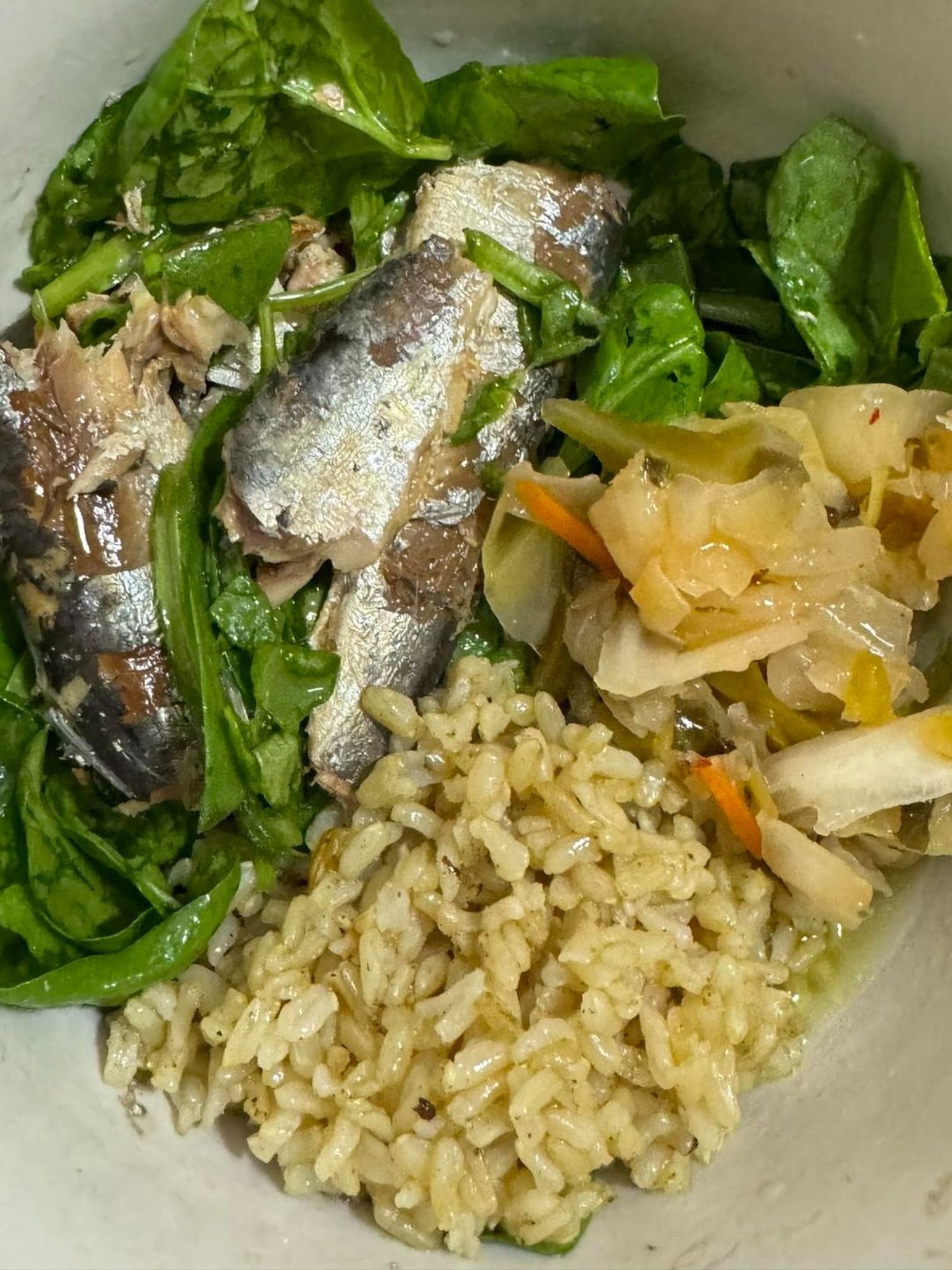 I just steamed organic brown rice & tossed in organic spinach, wild sardines & kimchi; the kimchi of course is what my Korean ancestors would have eaten while the sardines are what my father's Norwegian ancestors would have eaten #김치 🇰🇷