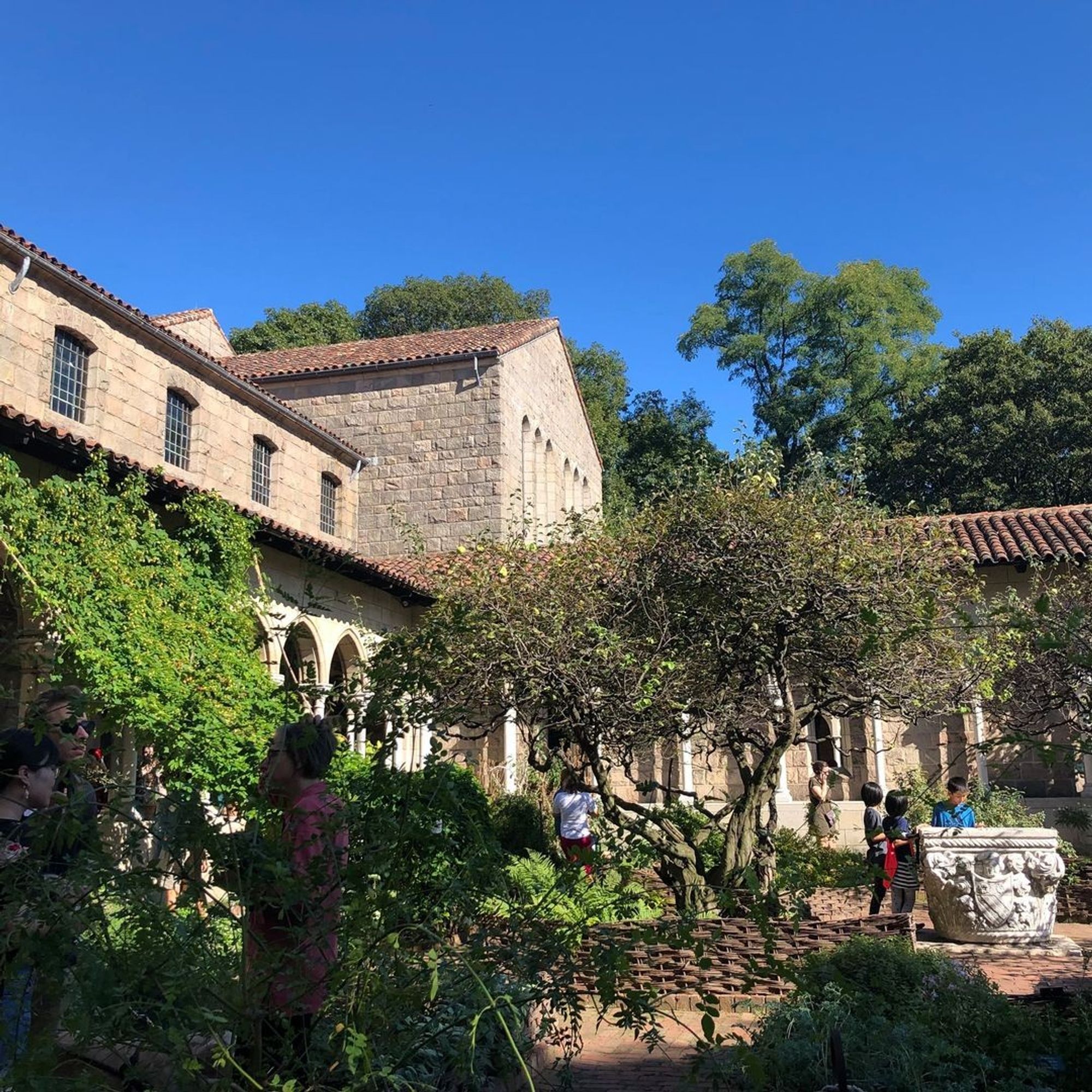 I visited the medieval herb garden of the Cloisters in Manhattan five years ago today (9.29.19) #MiddleAges #Mittelalter #MoyenAge #history #architecture