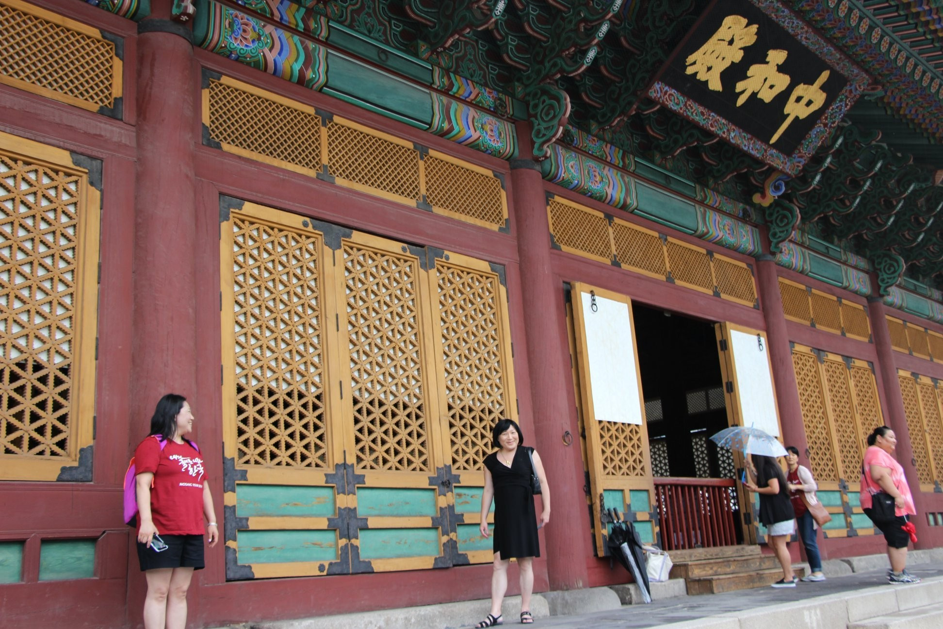 I visited visited Deoksugung Palace 덕수궁 — one of the five royal palaces in Seoul 서울 — at the beginning of my month in Korea nine years ago yesterday (6.20.15)