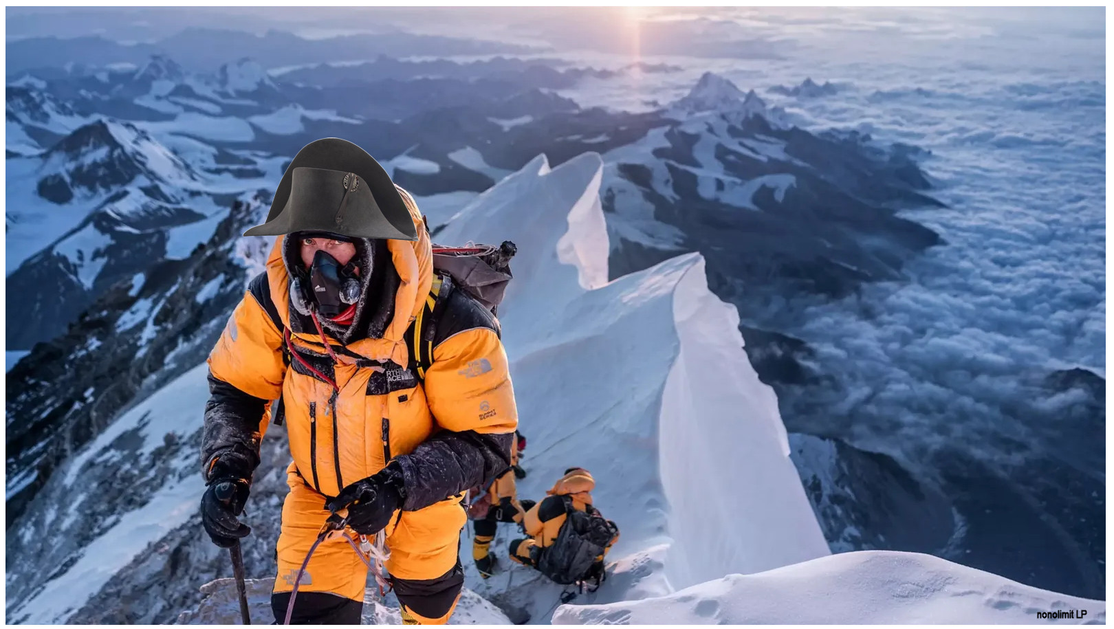 Montage photo d'un alpiniste gravissant l'Everest avec le chapeau de Napoléon sur la tête