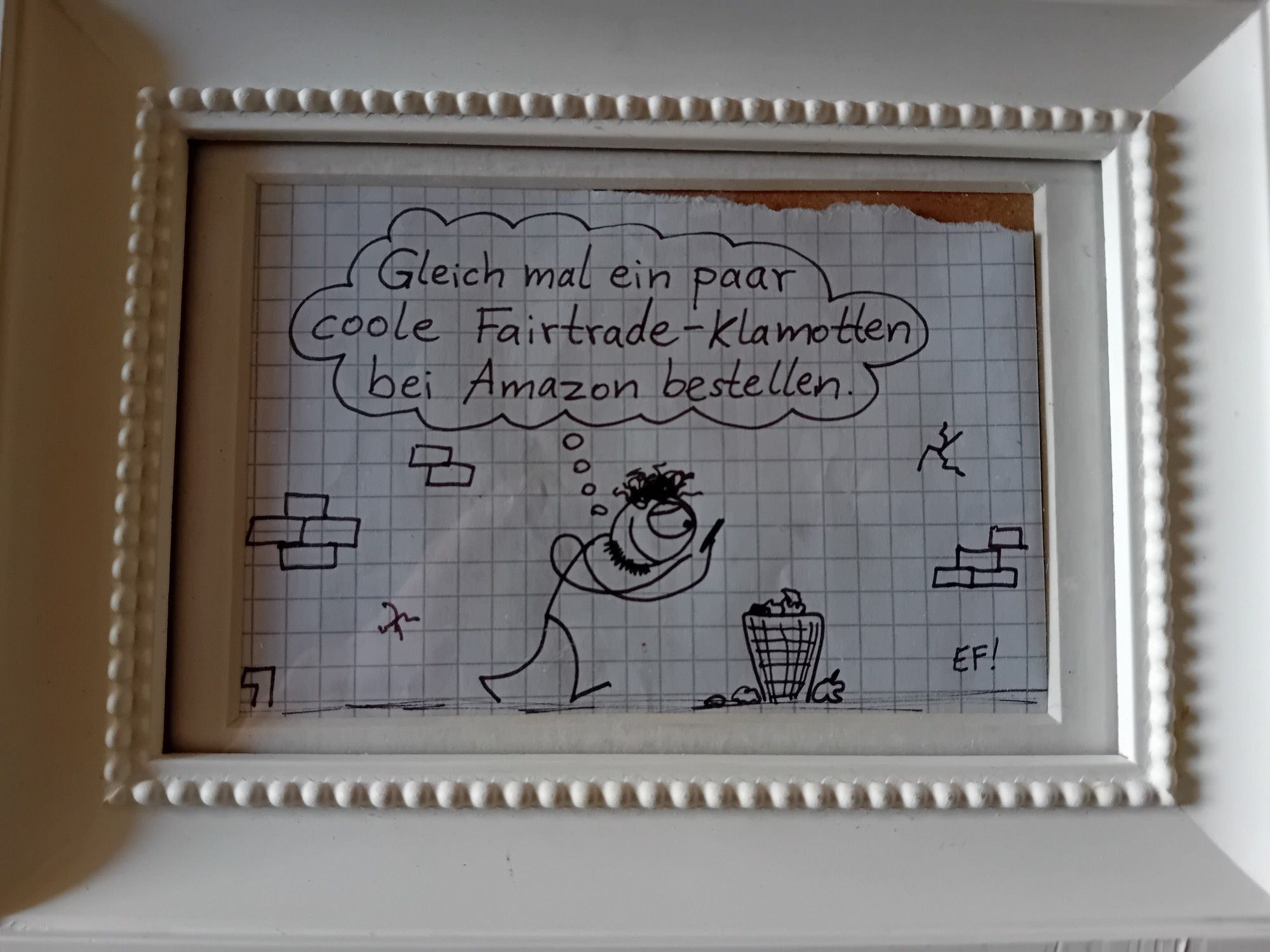 Strichmännchencartoon von EgonForever! im Bilderrahmen.
Ein Männchen läuft auf sein Handy schauend und denkt dabei "Gleich mal ein paar coole Fairtrade-Klotten bei Amazon bestellen."