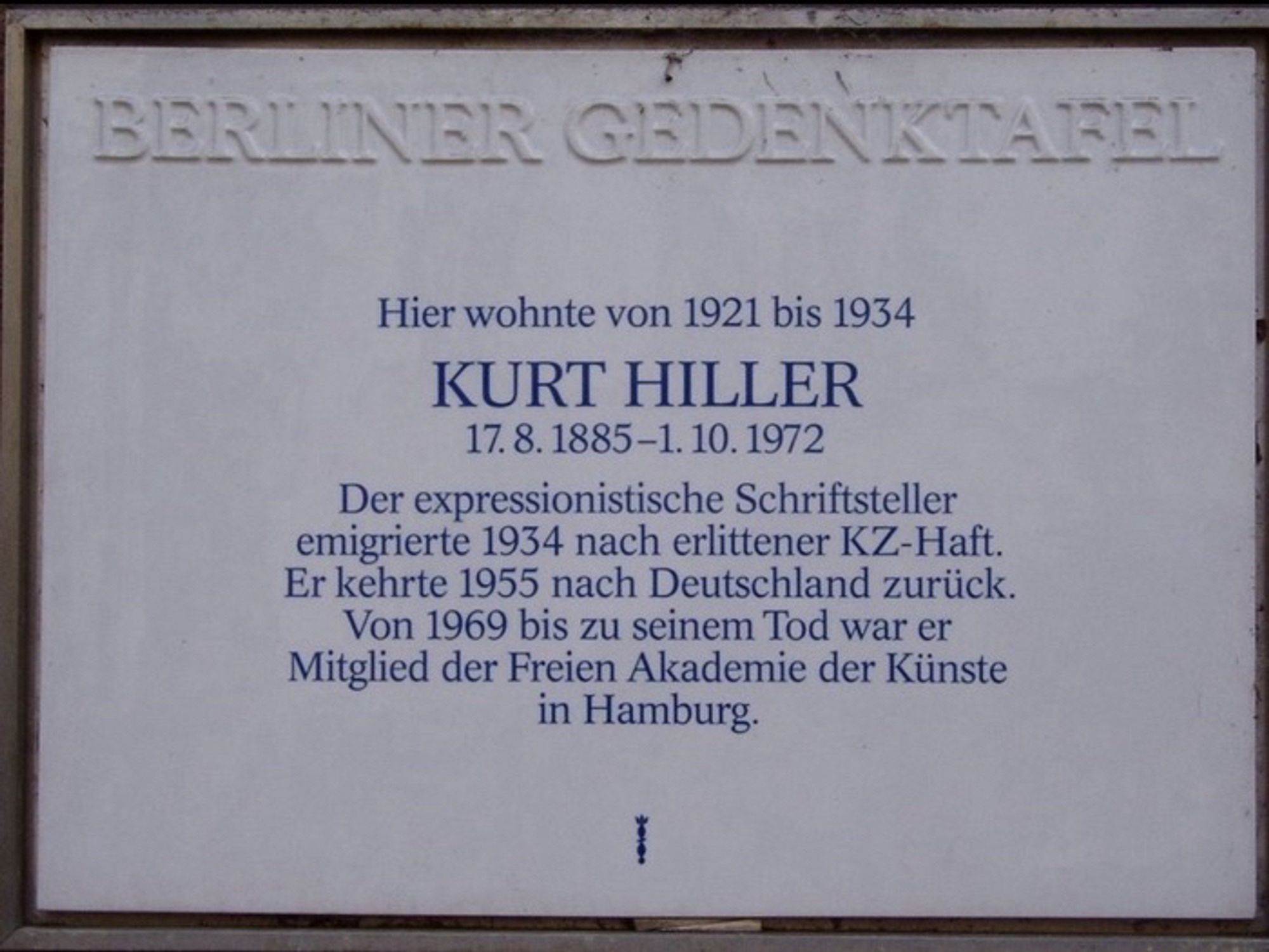 Berliner, Gedenktafel:
Hier wohnte von 1921-1934 Kurt Hiller. Geboren am 17.8.1885 bis 1.10. 1972.
Der expressionistische Schriftsteller emigrierte 1934 nach erlittener KZ Haft. Er kehrte 1955 nach Deutschland zurück. Von 1969 bis zu seinem Tod war er Mitglied der Freien Akademie der Künste in Hamburg.