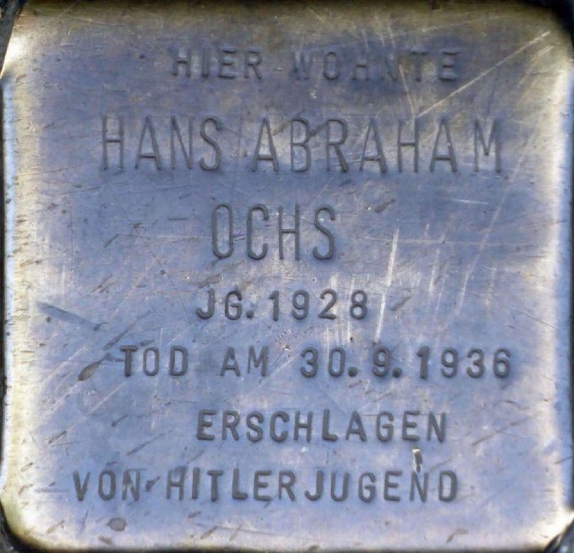 Stolperstein: hier wohnte Hans Abraham Ochs, Jahrgang 1928, tot am 30.9.1936, erschlagen von der Hitlerjugend