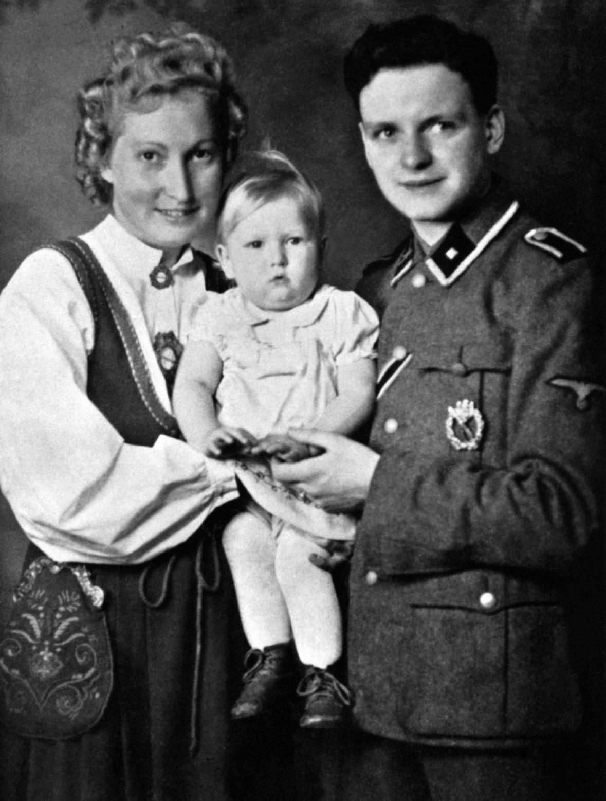 Eine Frau und ein Soldat halten
Ein kleines Kind in die Kamera