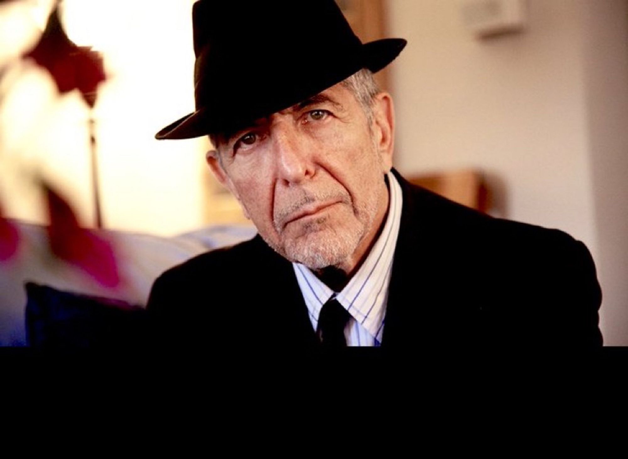 Foto von Leonard Cohen in seinen Siebzigern mit Hut