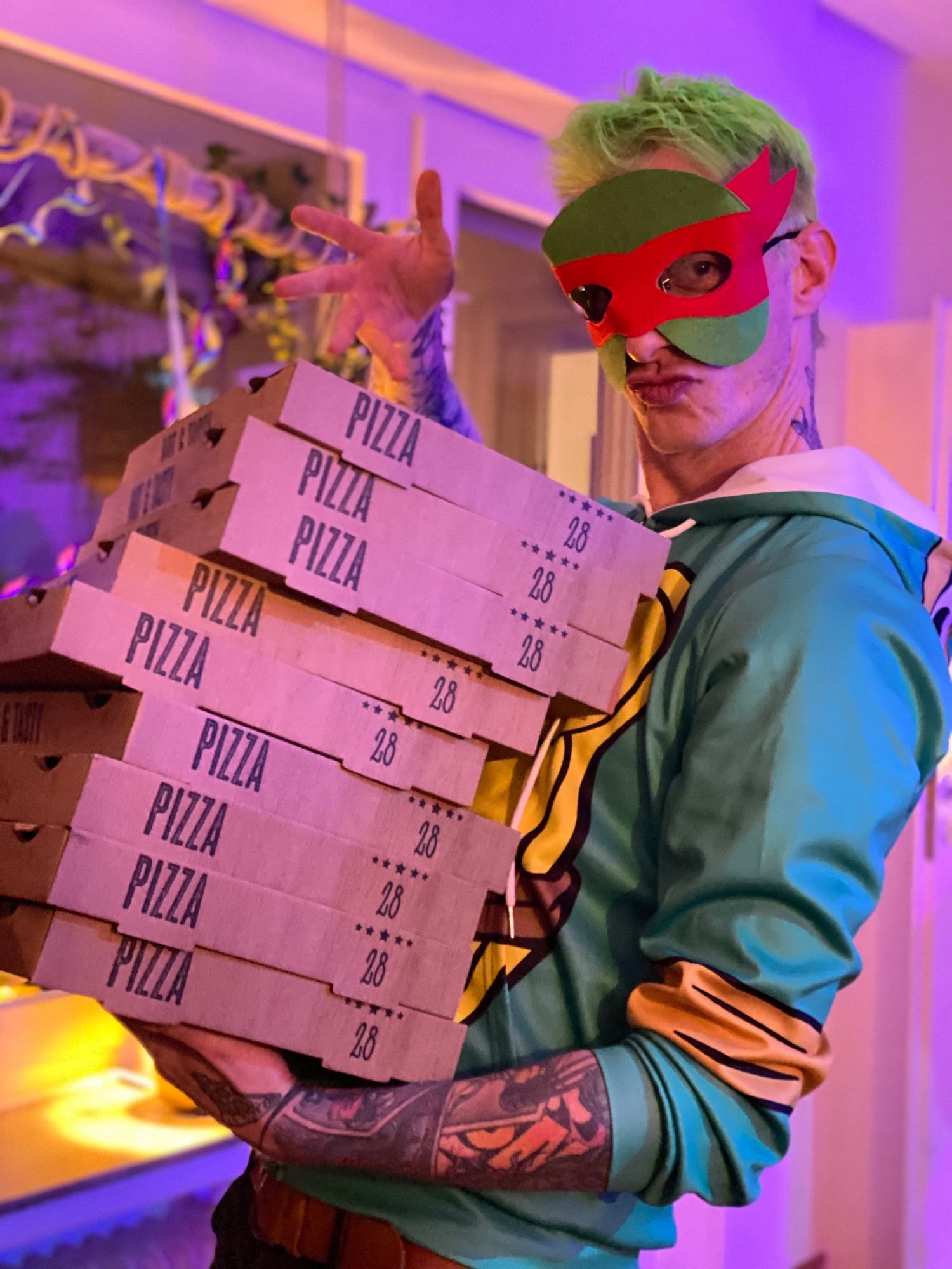 Raz mit ganz vielen Pizzakqrtons & einer Ninja Turtle Maske auf