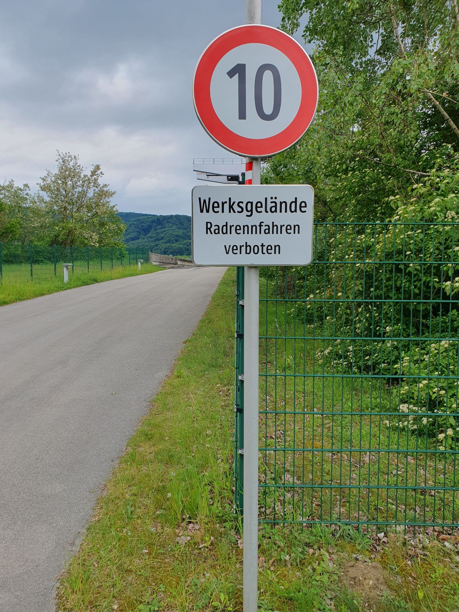 Schild mit Geschwindigkeitsbegrenzung 10 km/h sowie Zusatzschild "Radrennfahren verboten"