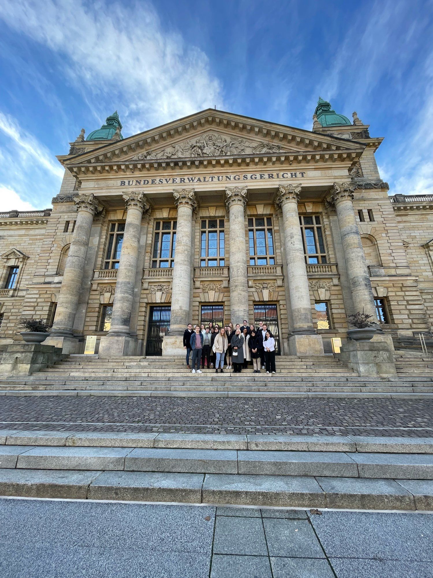 Foto von einer Gruppe von Studierenden vor dem Bundesverwaltungsgericht in Leipzig.