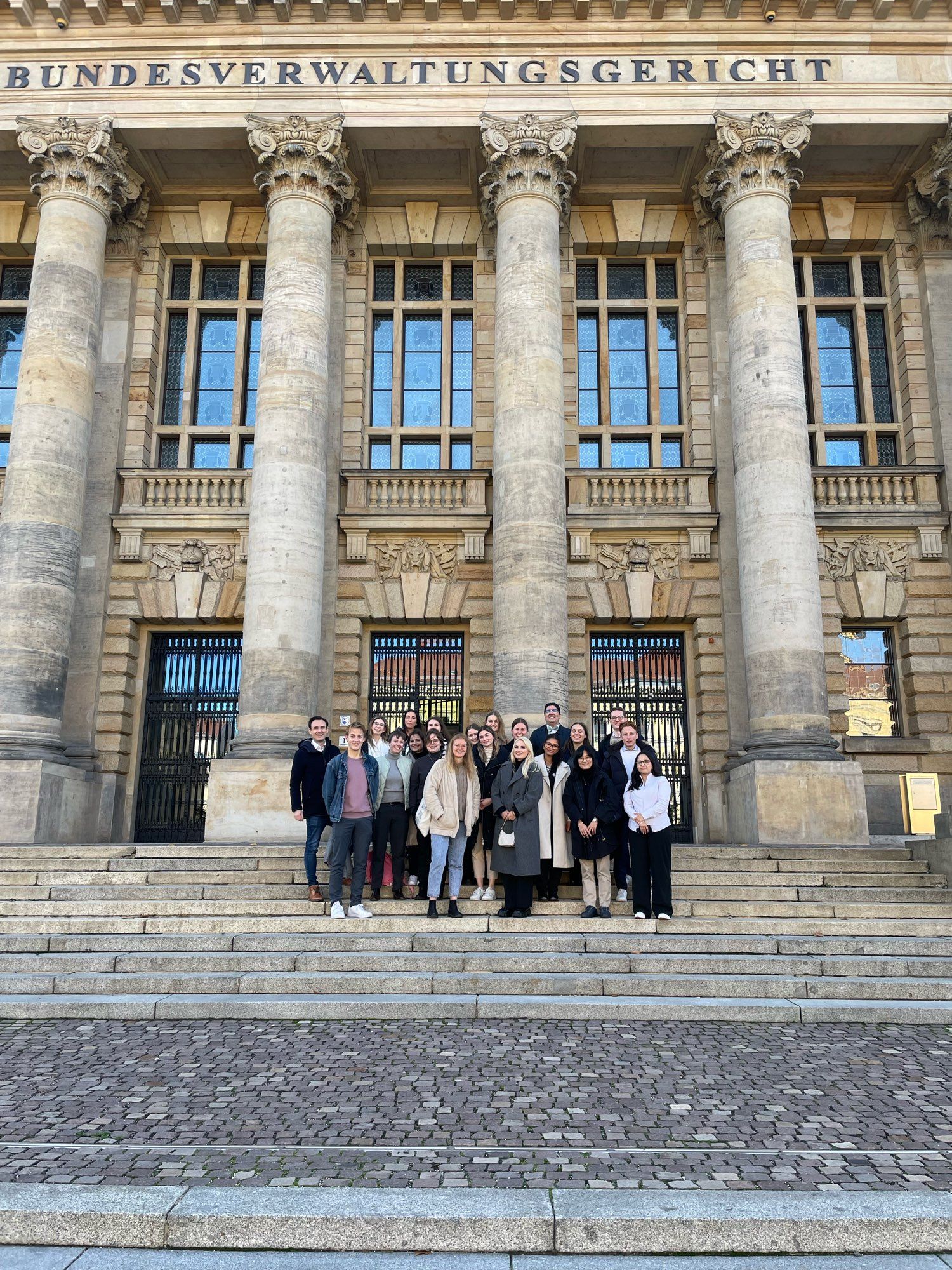 Foto von einer Gruppe von Studierenden vor dem Bundesverwaltungsgericht in Leipzig.