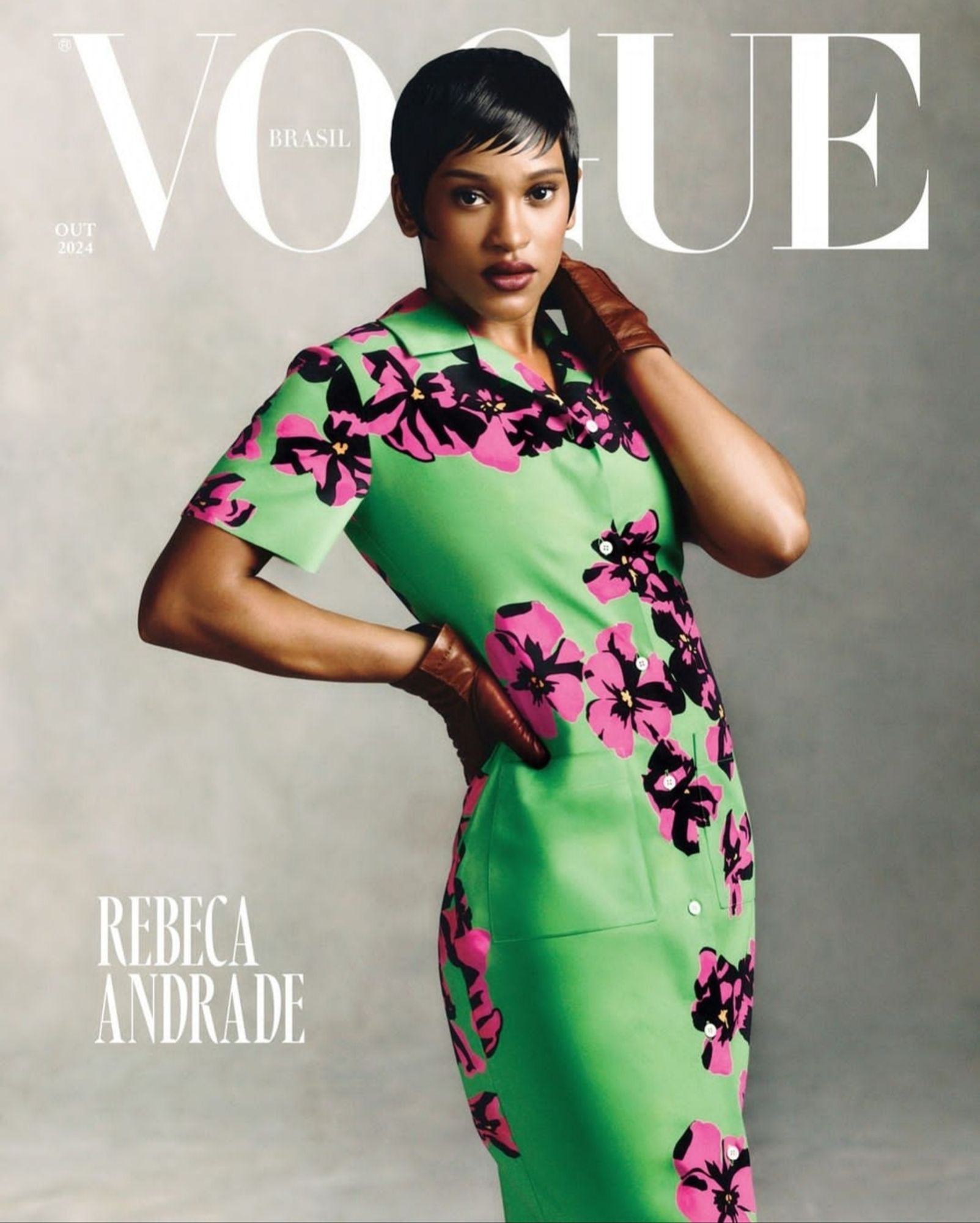 Foto da capa da Vogue Digital com a ginasta Rebeca Andrade num vestido verde com algumas flores rosas com detalhes em preto