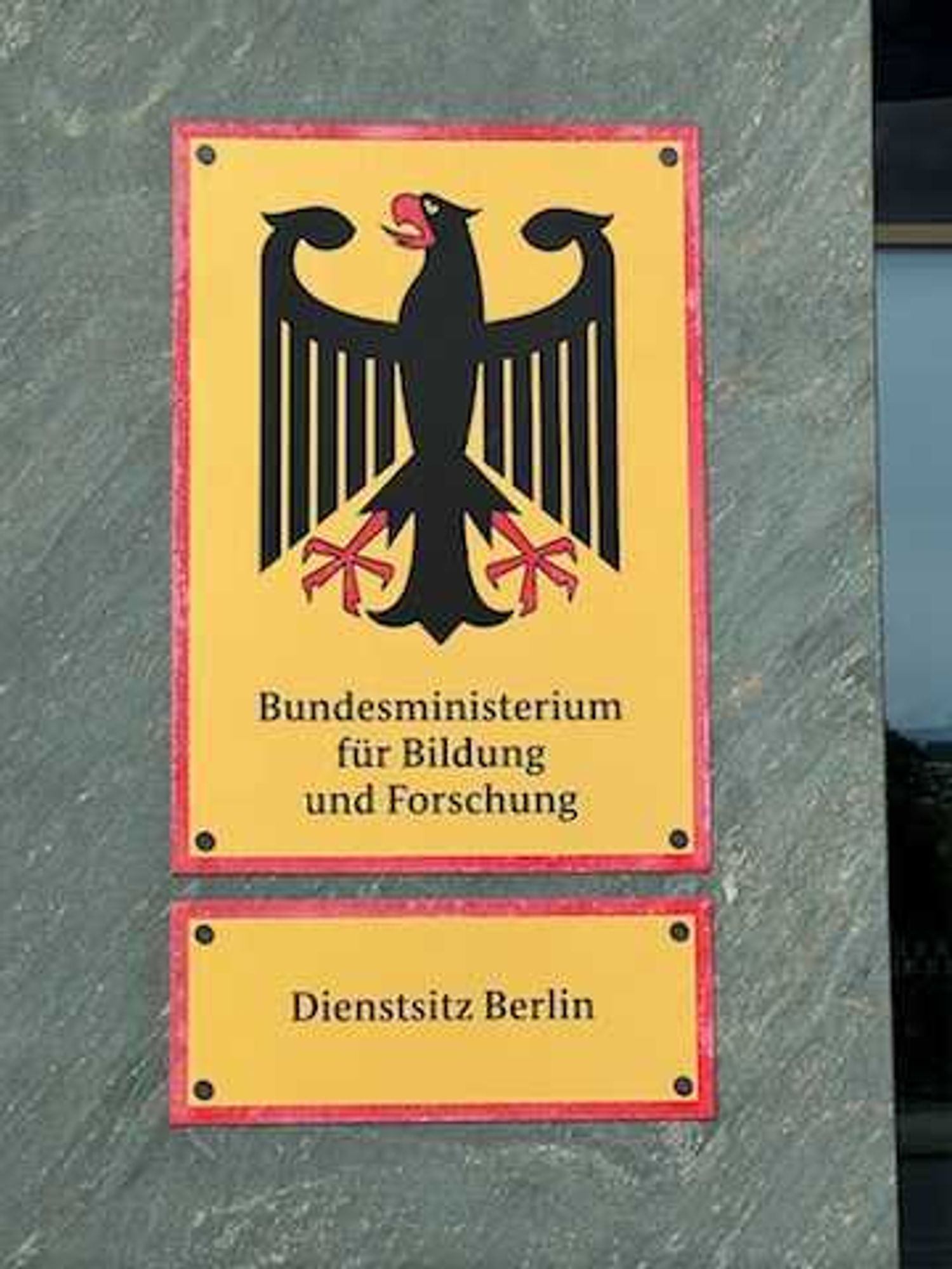 Inschrift "Bundesministerium für Bildung und Forschung. Dienstsitz Berlin" mit Bundesadler an der Fassade des BMBF (Fotos: Rebekka Ladewig)