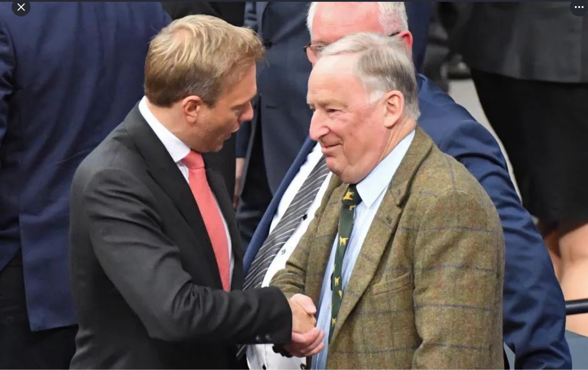 Christian Lindner im herzlichen Gespräch mit Alexander Gauland.