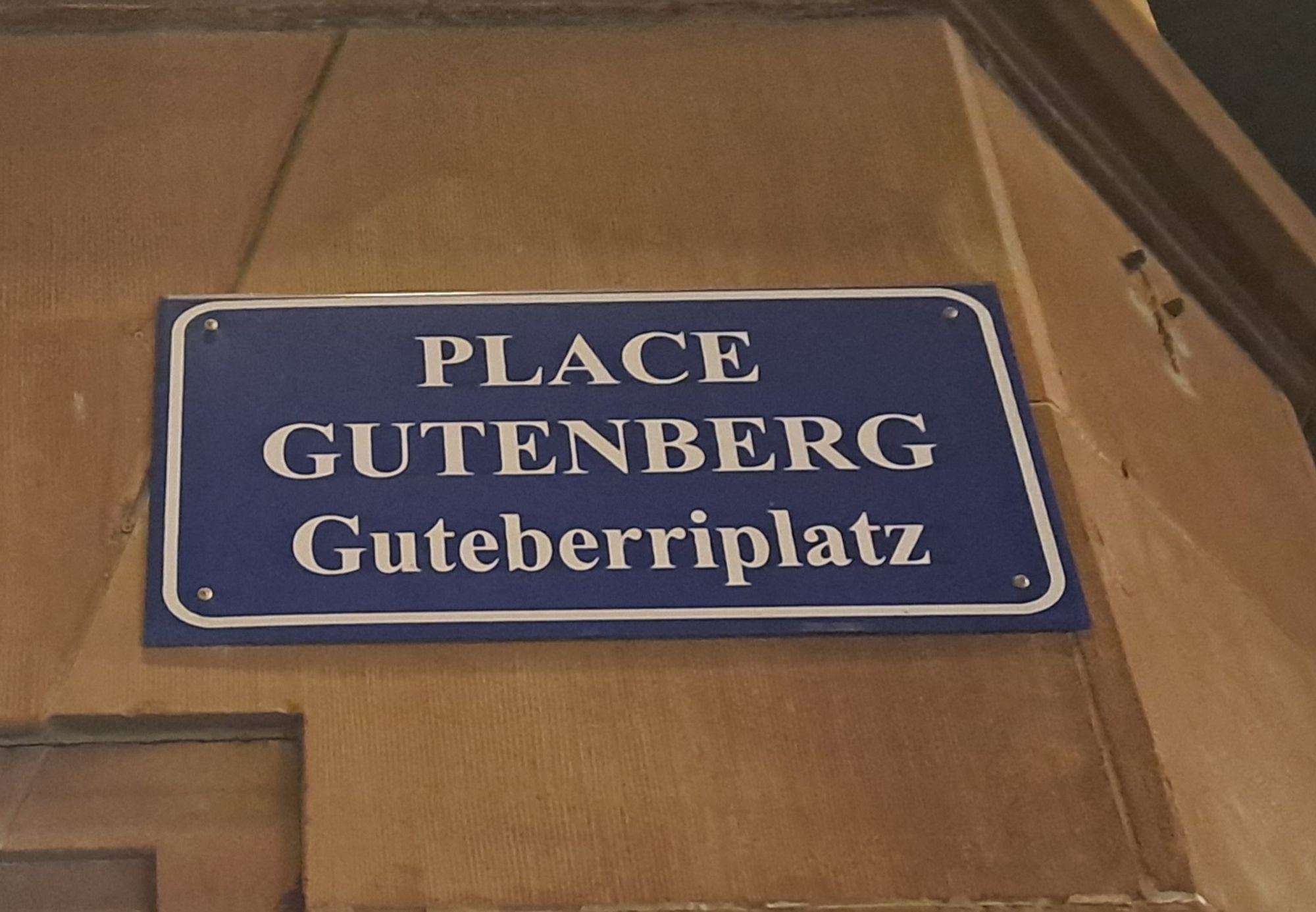 Skylt med texten PLACE GUTENBERG på franska och Guteberriplatz på elsassiska