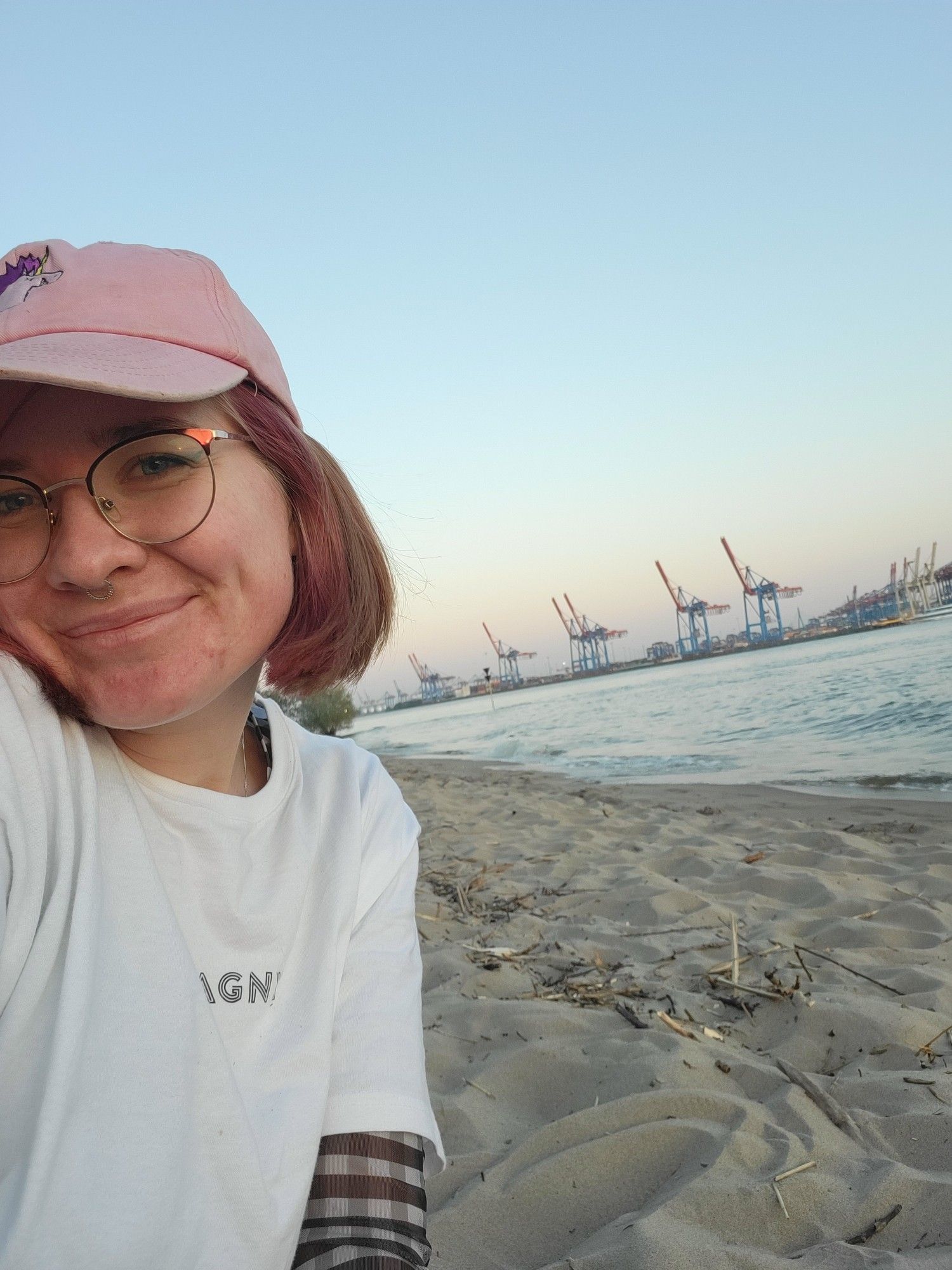 Selfie von mir am Elbstrand, I'm Hintergrund der Hamburger Hafen