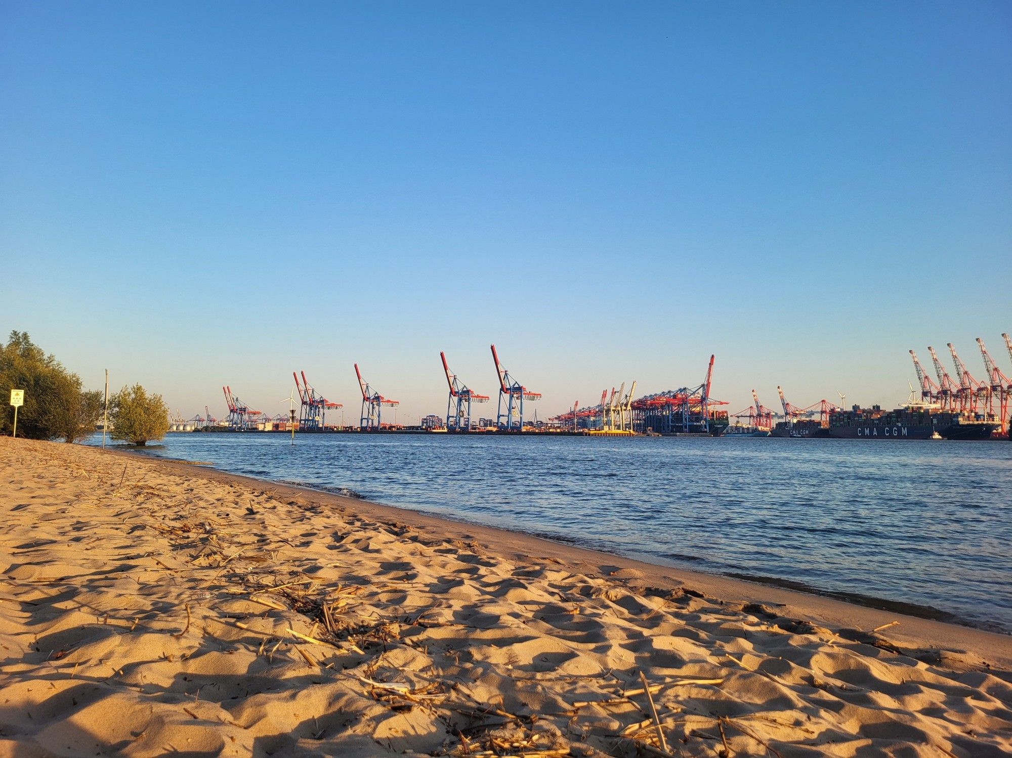 Elbstrand mit Blick auf den Hamburger Hafen mit seinen Kränen