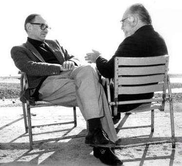 Otra fotografía donde aparece el compositor Ennio Morricone junto al cineasta Sergio Leone. En este caso sentados en sillas frente a frente y conversando.