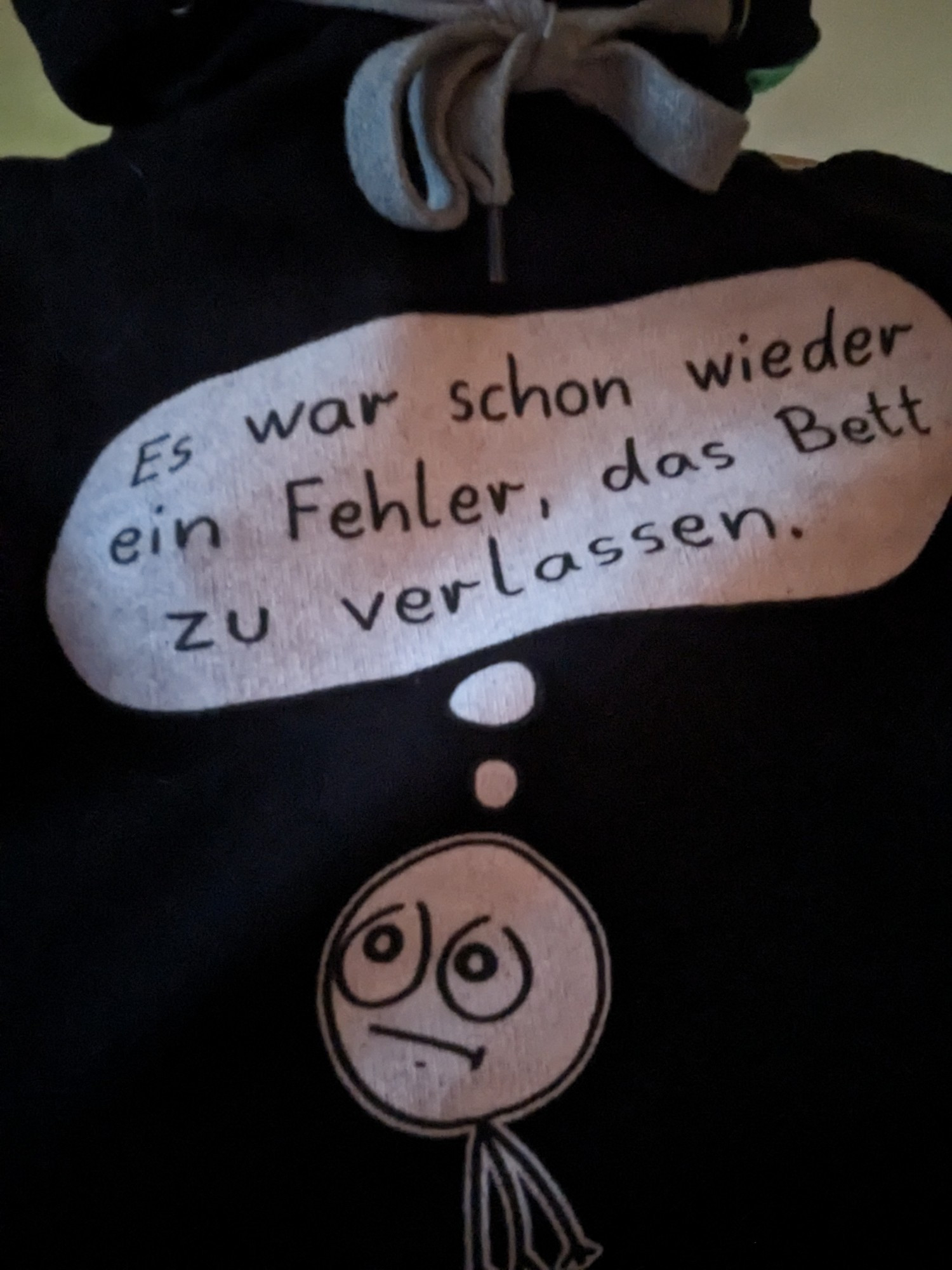 Der ist lieb Conic: Es war schon wieder ein Fehler das Bett zu verlassen auf einem Hoodie