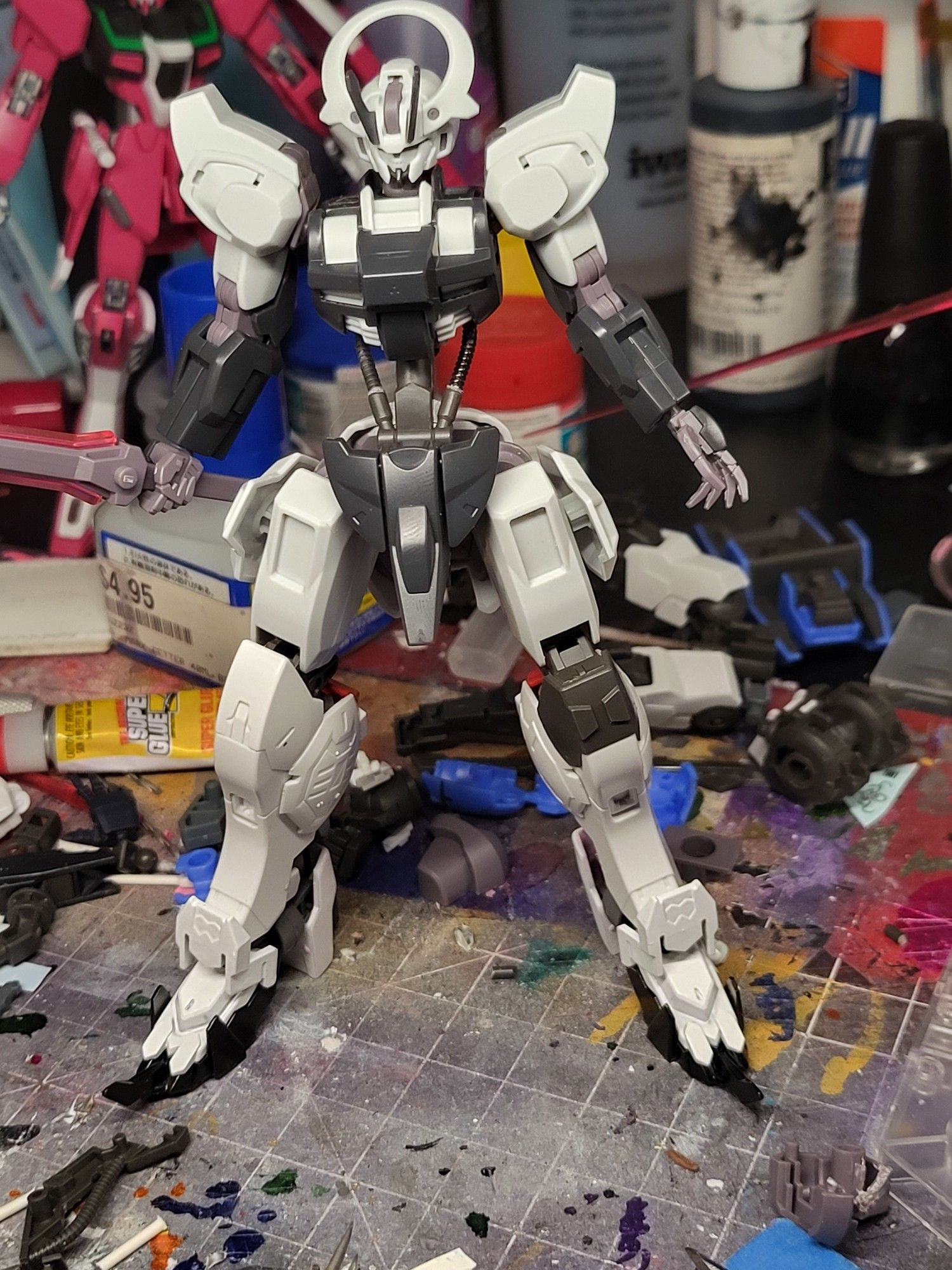 Customized version of the HG Schwarzette. The idea was to make the design more closely resemble the Gundam frames from Iron-Blooded Orphans.