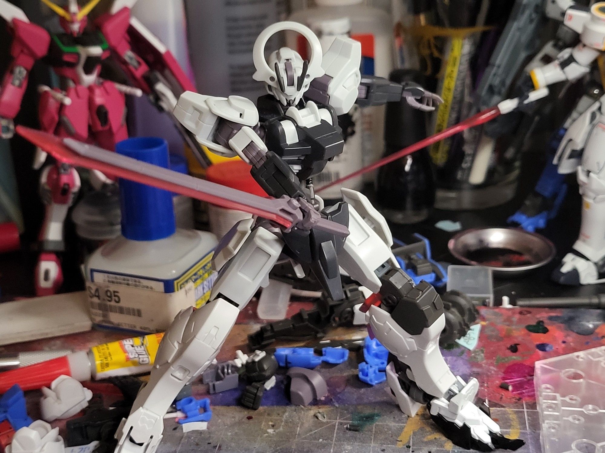 Customized version of the HG Schwarzette. The idea was to make the design more closely resemble the Gundam frames from Iron-Blooded Orphans.