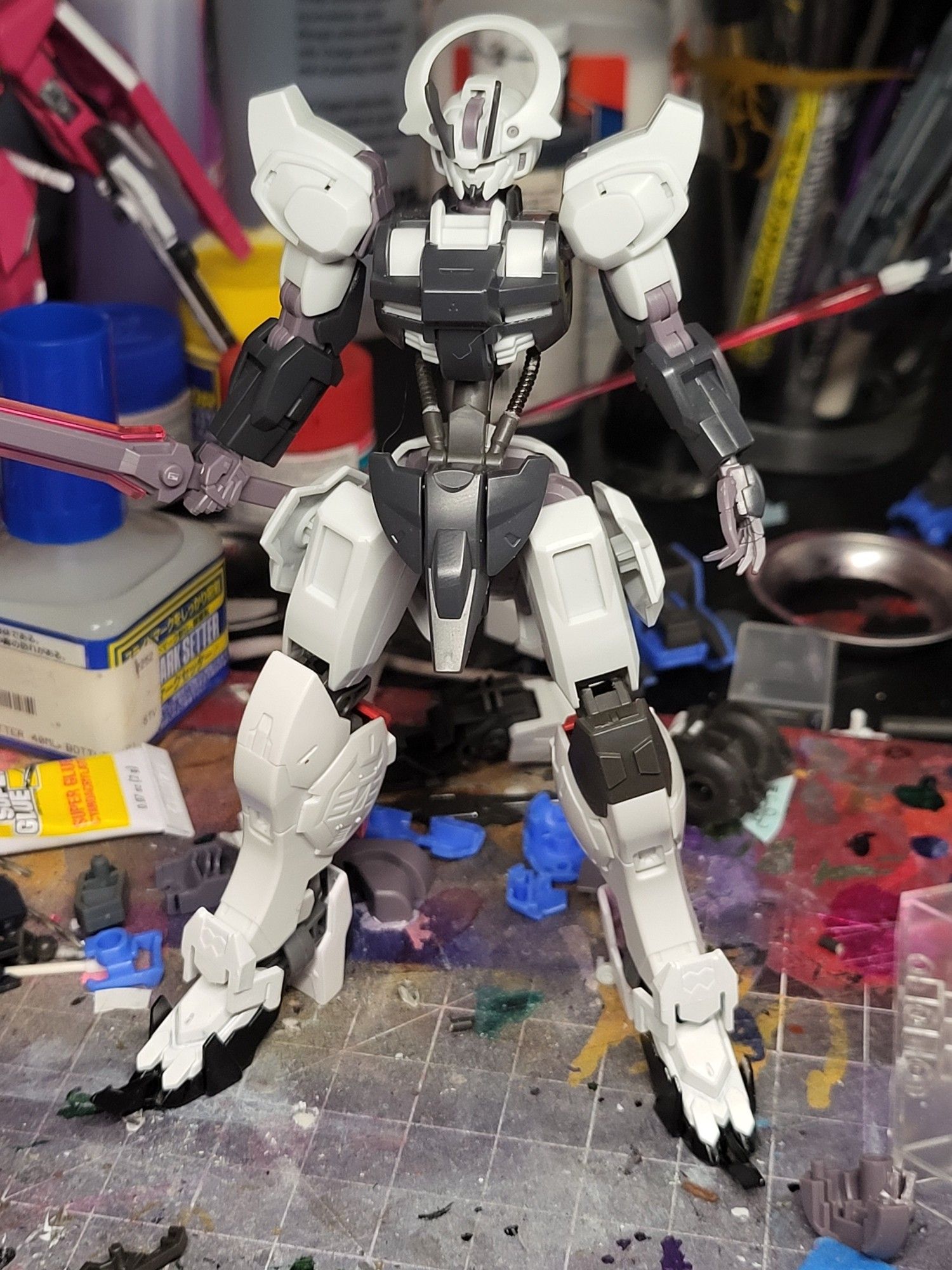 Customized version of the HG Schwarzette. The idea was to make the design more closely resemble the Gundam frames from Iron-Blooded Orphans.