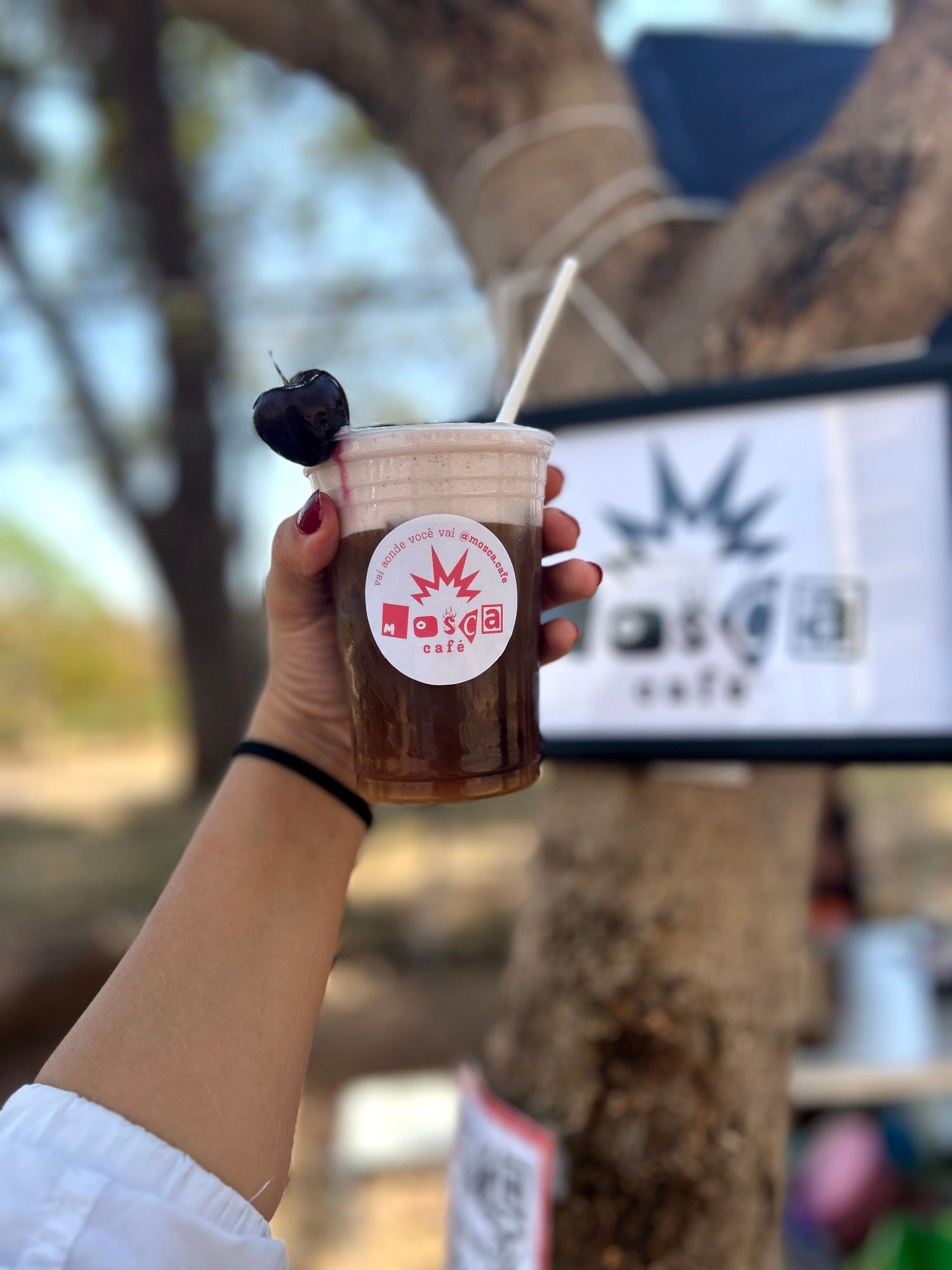 um copão bonito de uma das nossas bebidas preferidas - cold brew, leite de castanha de caju espumado e cereja. uma nuvem rosa
Essa bebida e outras você vai encontrar visitando o mosca